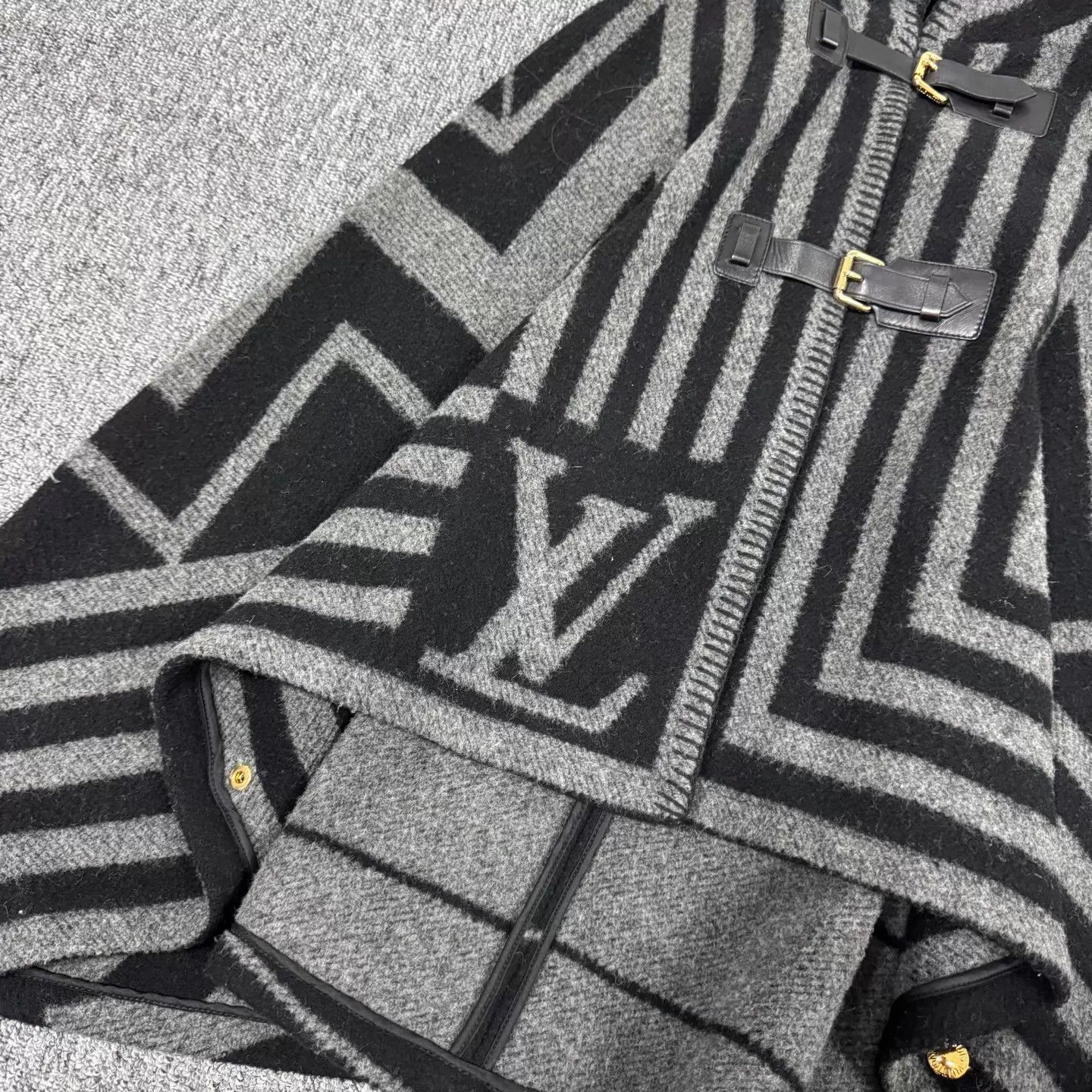 Louis Vuitton LV Big Logo Geo Lines Cashmere Cape Black Gray Size36 Size XS / US 0-2 / IT 36-38 - 4 Thumbnail