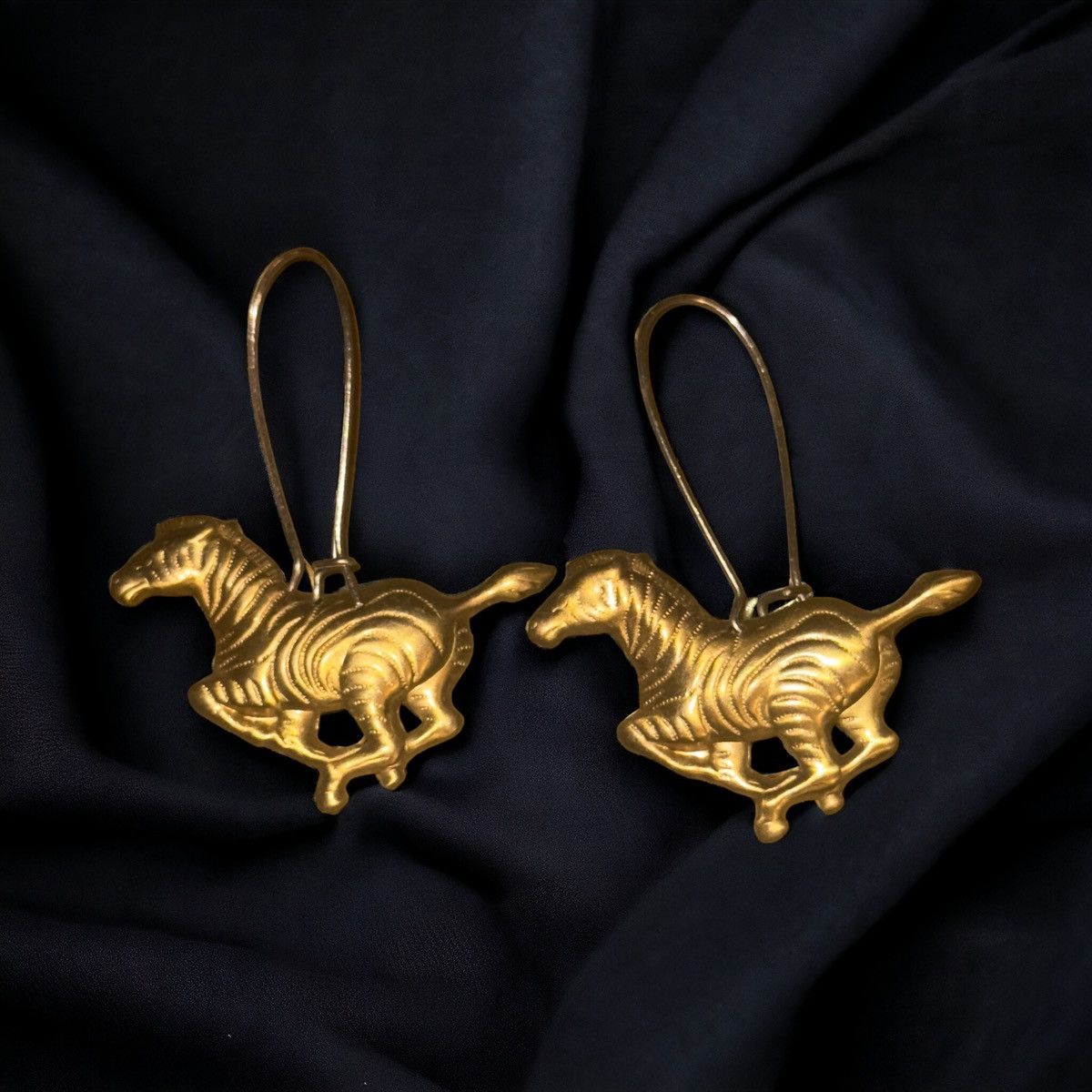 Other Gold tone zebra dangle earrings Size ONE SIZE - 1 Thumbnail