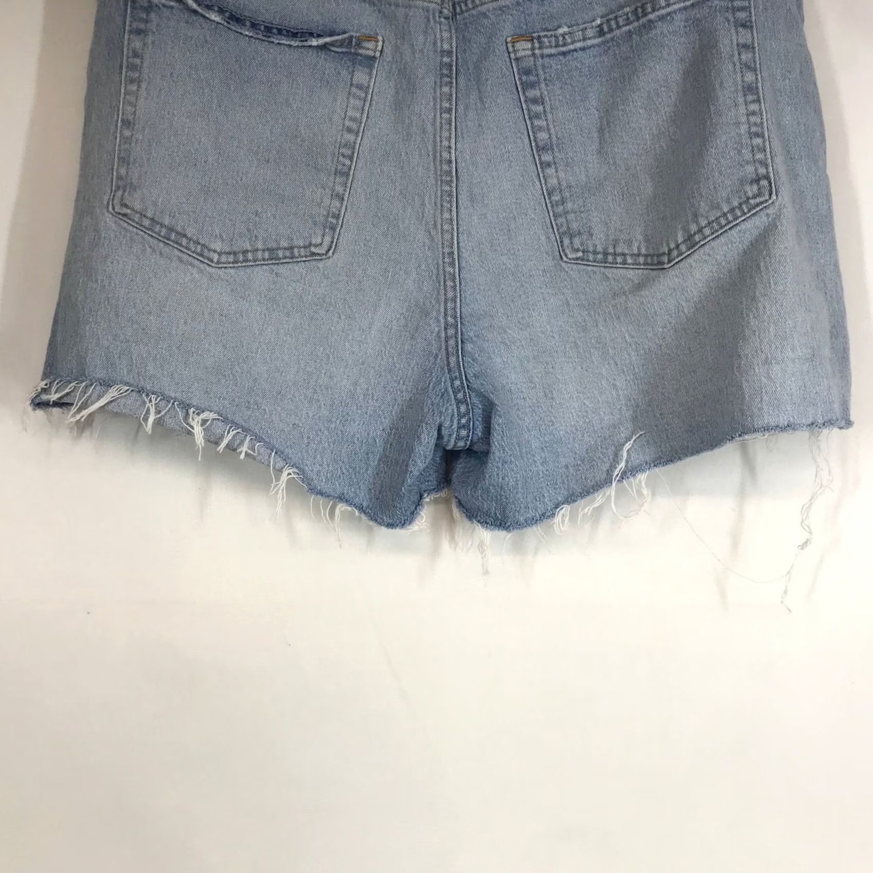 Gap GAP Cheeky Midi Shorts Denim Light Wash High Rise 35 Blue Women Regular Pocket Fringe Button Distressed 4 in Inseam 35 in Waist 35 in Sh Size 24" / US 00 / IT 34 - 6 Thumbnail