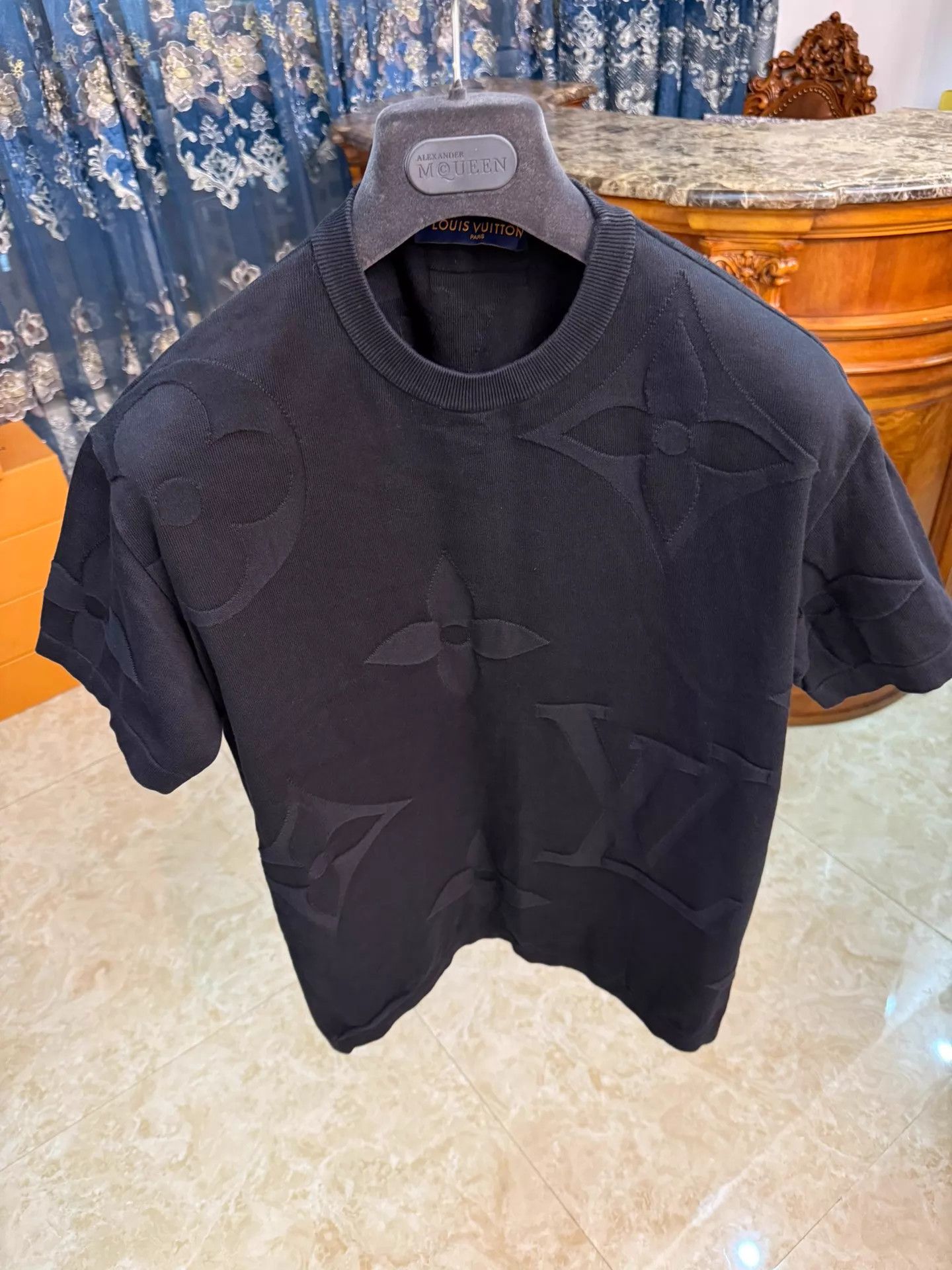 Louis Vuitton LV Black Monogram Embossed Crewneck T-shirt M Size US M / EU 48-50 / 2 - 1 Thumbnail