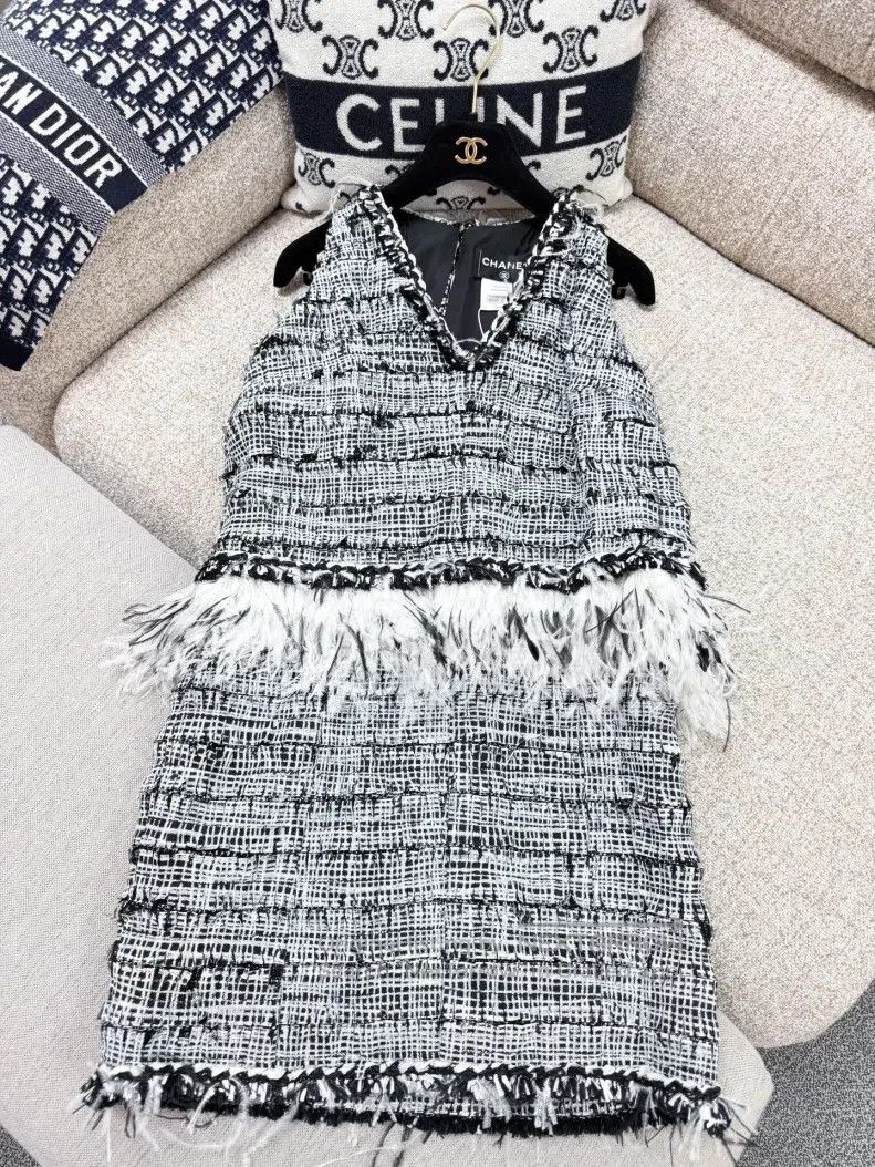 Chanel Chanel Feather rolled tweed V-neck sleeveless dress Size XS / US 0-2 / IT 36-38 - 2 Thumbnail