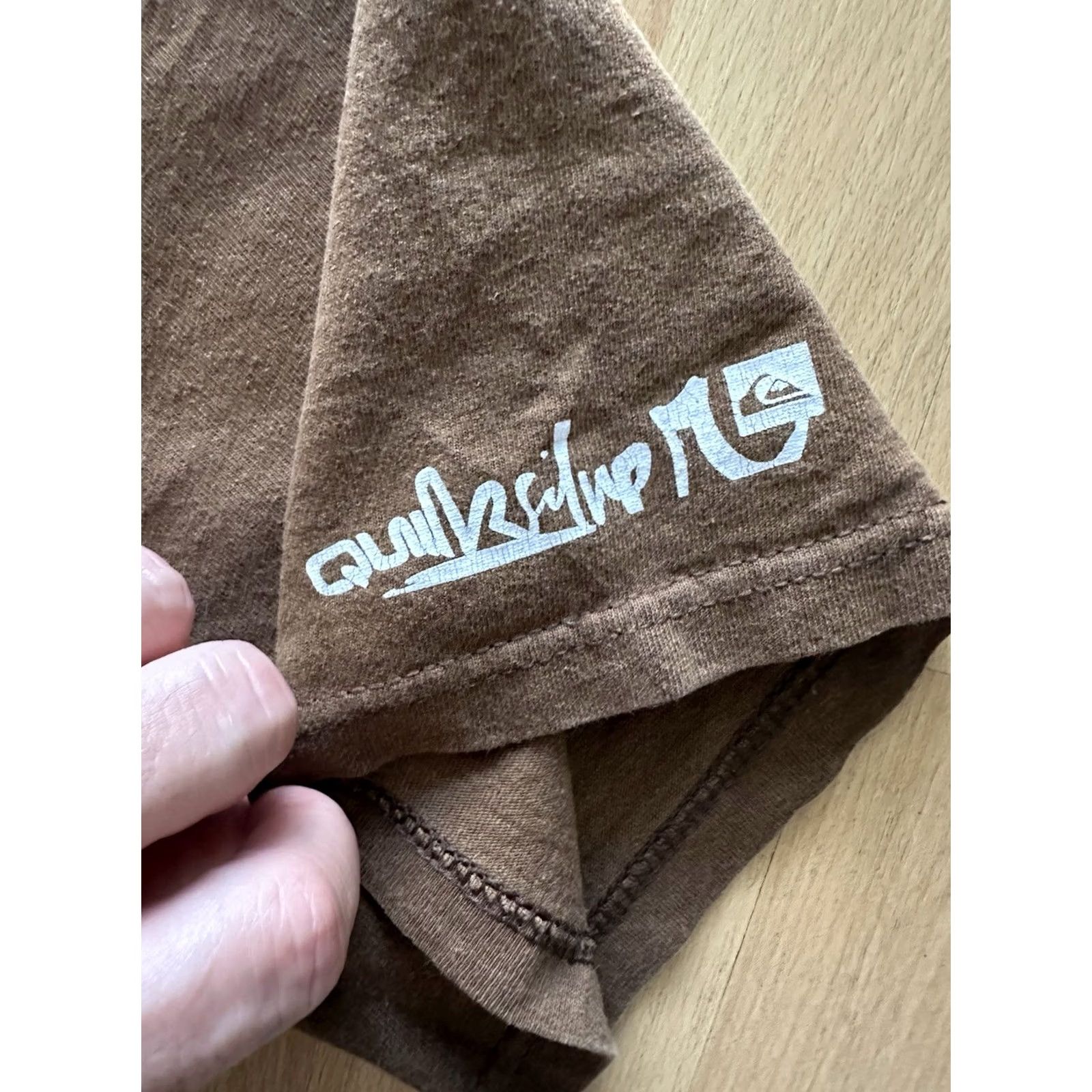 Quiksilver VINTAGE Quiksilver Tee Surf Skate Brown Men’s Sz Large Shirt 90s Center Logo Chest 24” Length 28.5” Mens Size US L / EU 52-54 / 3 - 5 Thumbnail