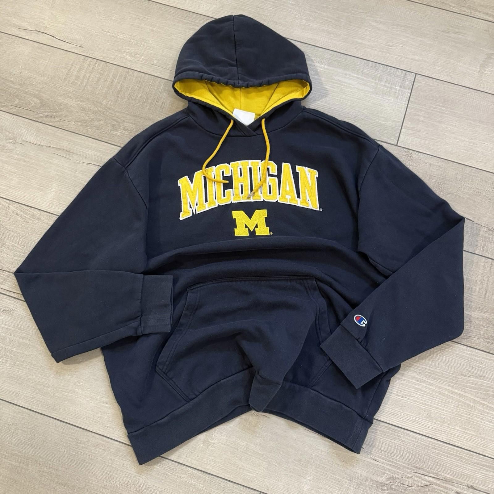 Champion Champion Michigan Wolverines Hoodie Size XL NCAA Vintage Size US XL / EU 56 / 4 - 1 Thumbnail