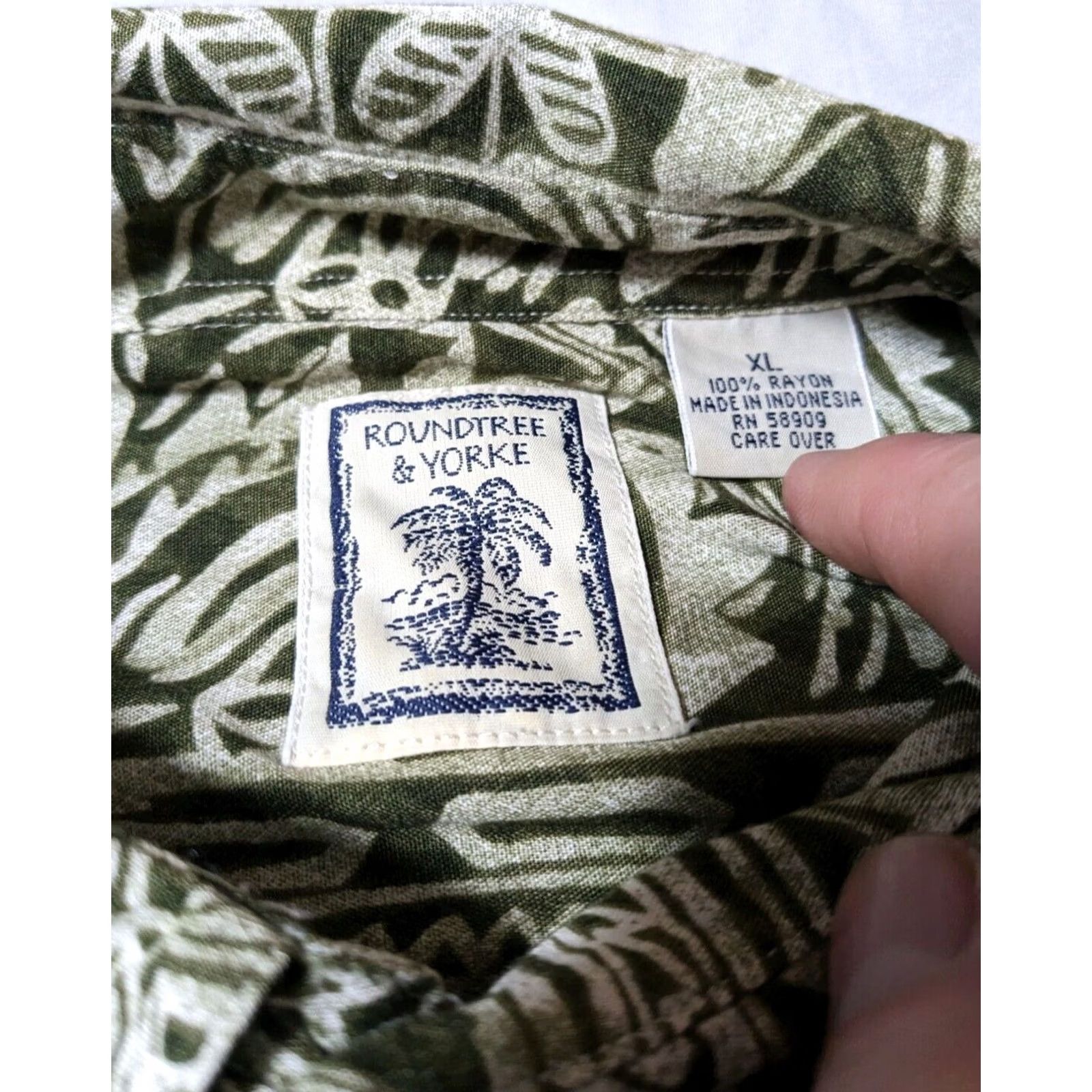 Roundtree & Yorke ROUNDTREE & YORKe Men XL Green 100% Rayon Abstract Short Sleeve Button-Up Shirt Size US XL / EU 56 / 4 - 7 Thumbnail