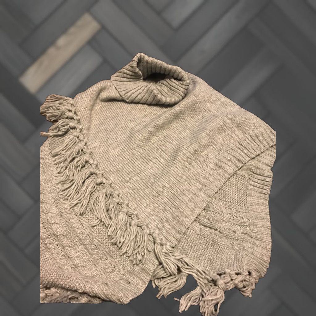 Steve Madden VINTAGE? Steve Madden Poncho Heather Grey Created For Macys NWT Shawl/Wrap Women Gray Crochet NWT Macy's Womens Poncho Size ONE SIZE - 1 Thumbnail