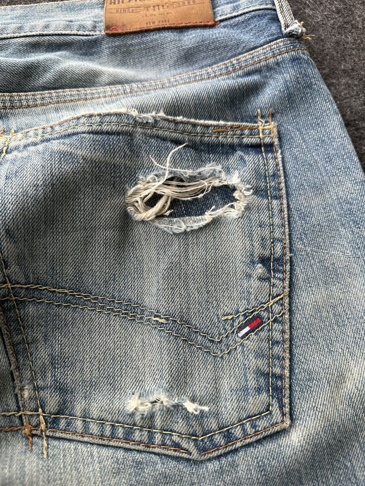 Tommy Hilfiger Tommy Hilfiger Heritage Worn Distressed Denim D453 Size US 30 / EU 46 - 7 Thumbnail