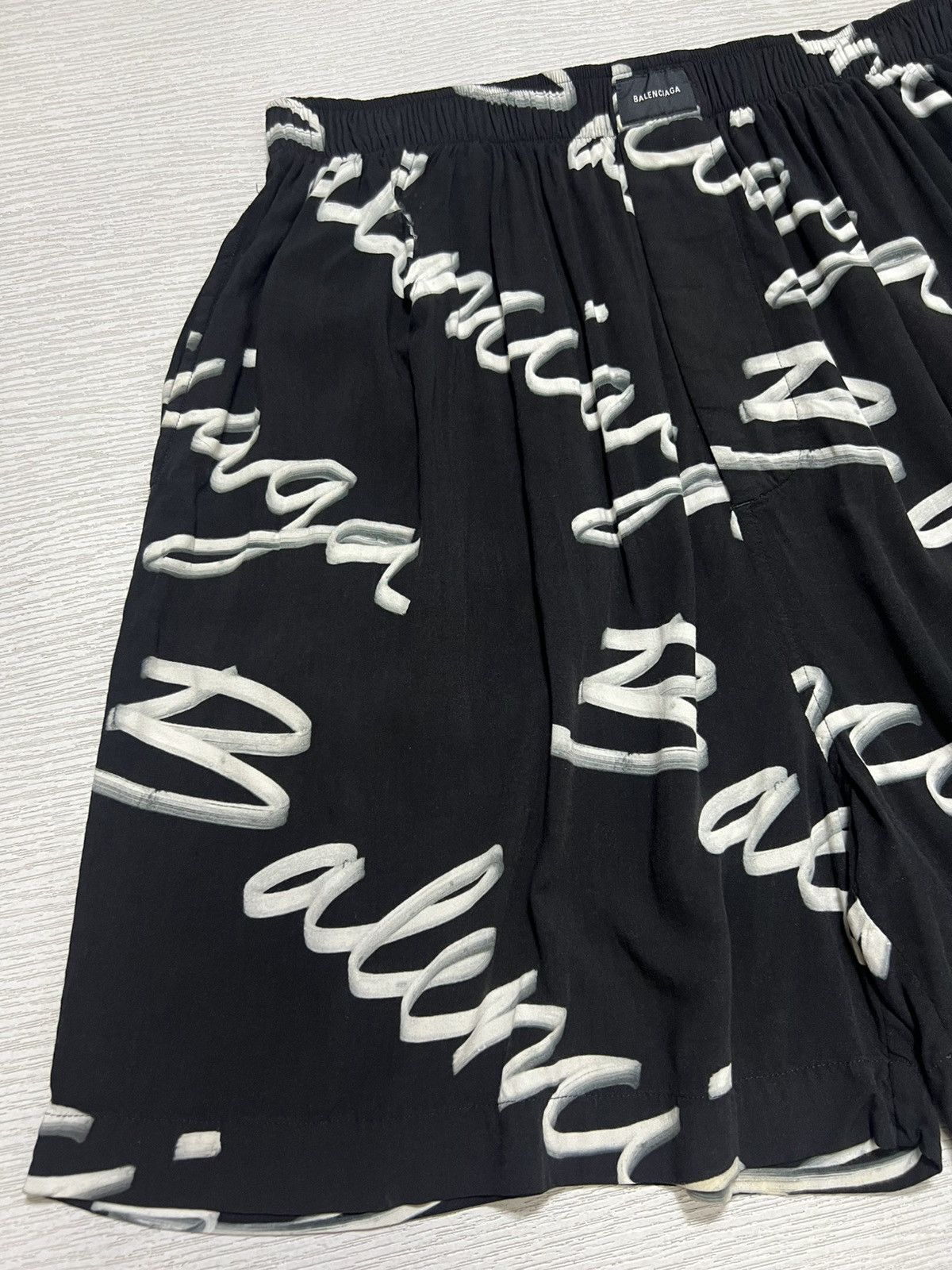 Balenciaga Balenciaga - Scribble Logo Bermuda Shorts Size US 30 / EU 46 - 6 Thumbnail