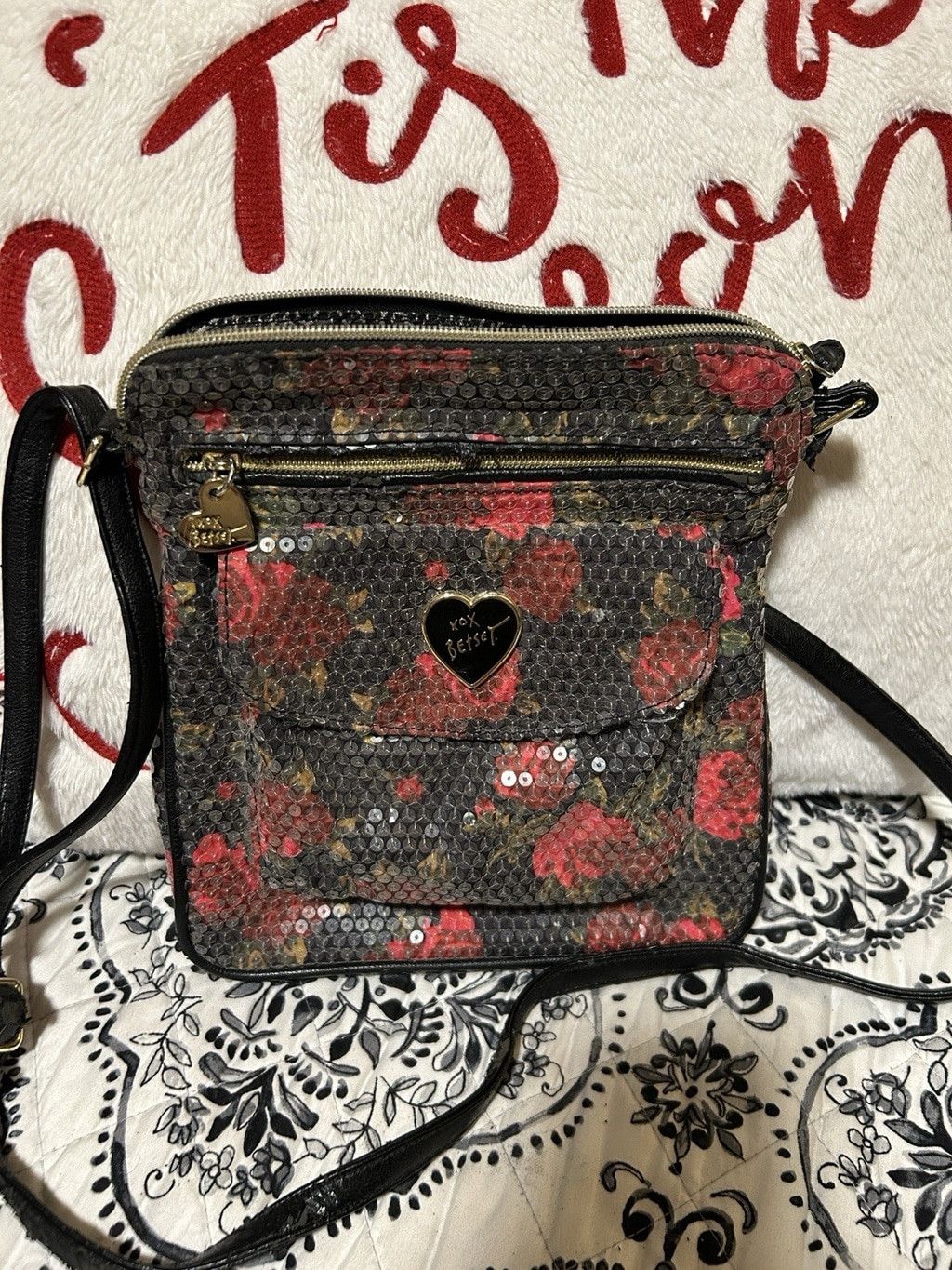 Betsey Johnson Betsey Johnson Black Red Roses Floral Sequin Crossbody Bag Size ONE SIZE - 3 Thumbnail