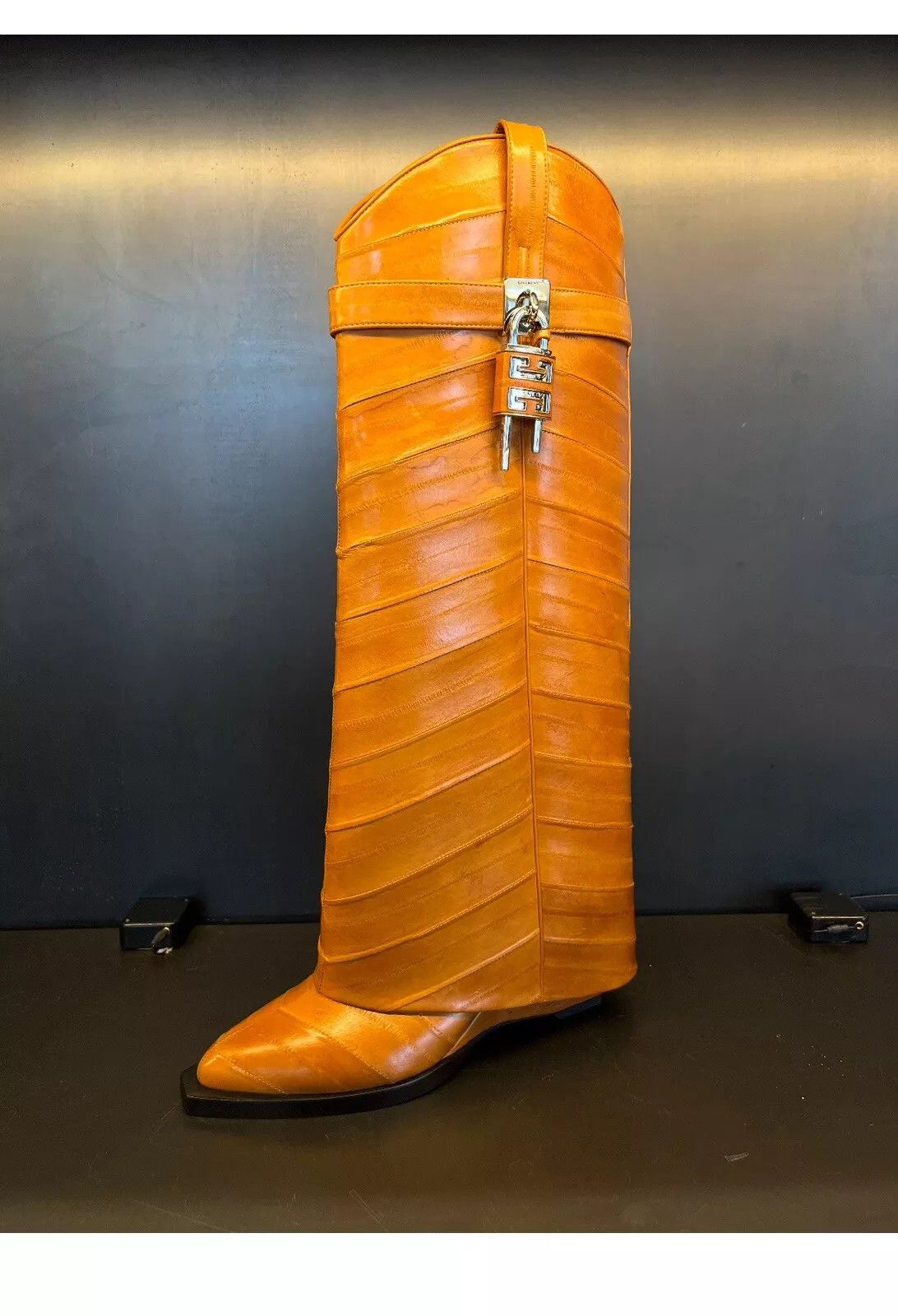 o1w1db10325 El Leather Shark Lock Cowboy Boots in Tan