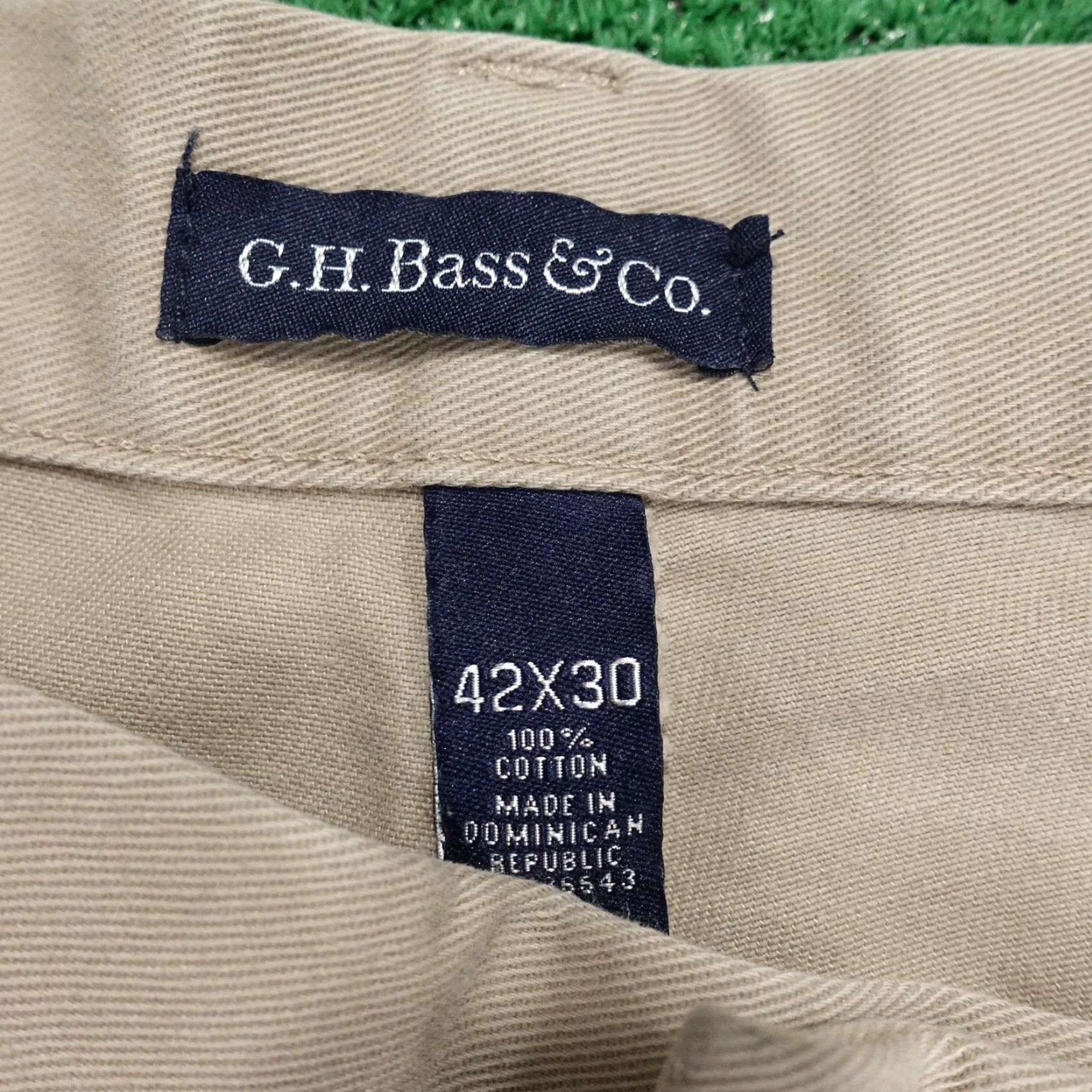 Vintage VINTAGE? No. G.H. Bass & Co. Mens Pants Khaki Chino 42x30 Regular Beige 100% Cotton Pleated Classic Fit Mens Size US 42 / EU 58 - 6 Thumbnail