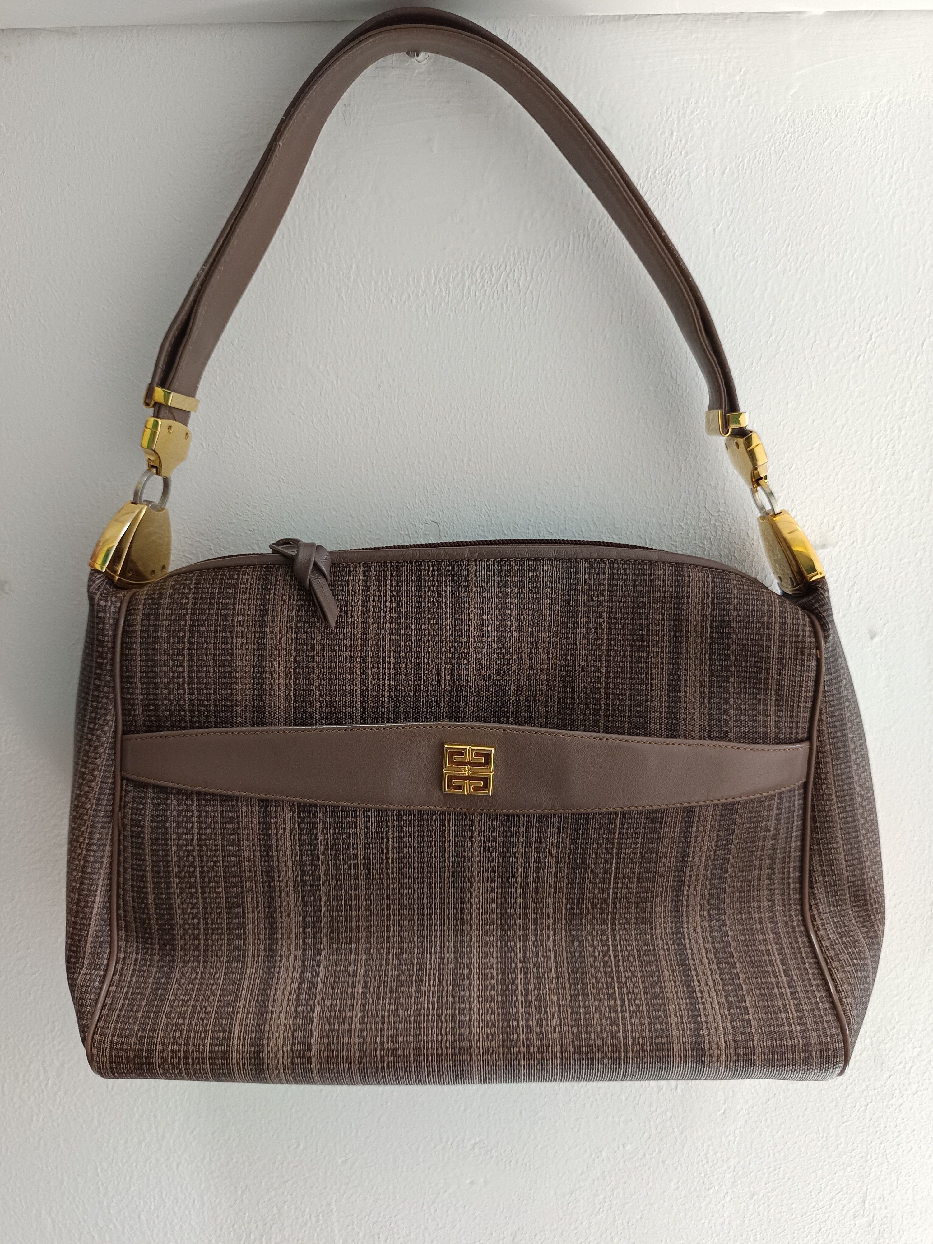 Givenchy Vintage givenchy 4g leather Size ONE SIZE - 1 Thumbnail