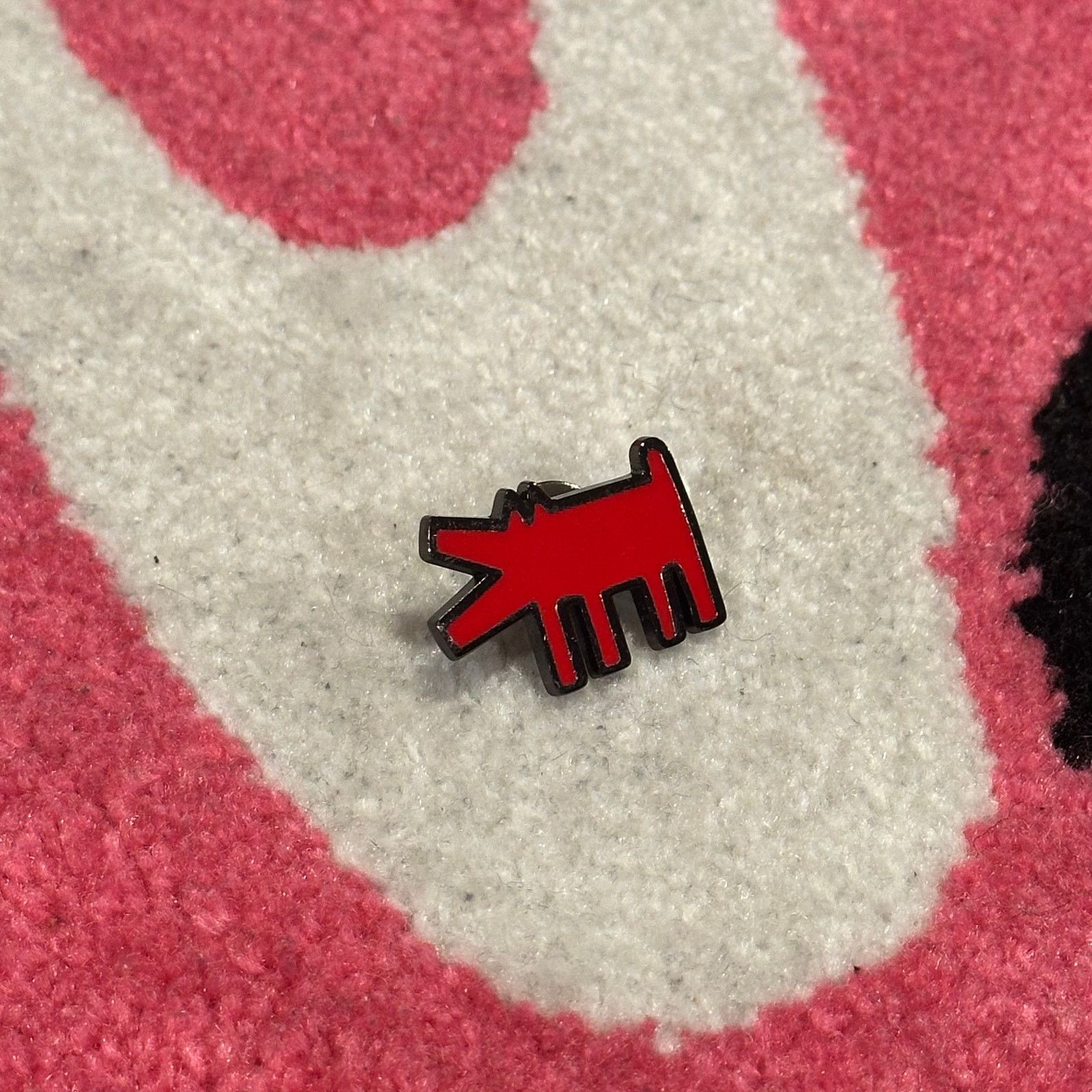 & Other Stories Keith Haring Barking Dog Lapel Pin – Red – Pop Art Size ONE SIZE - 1 Thumbnail