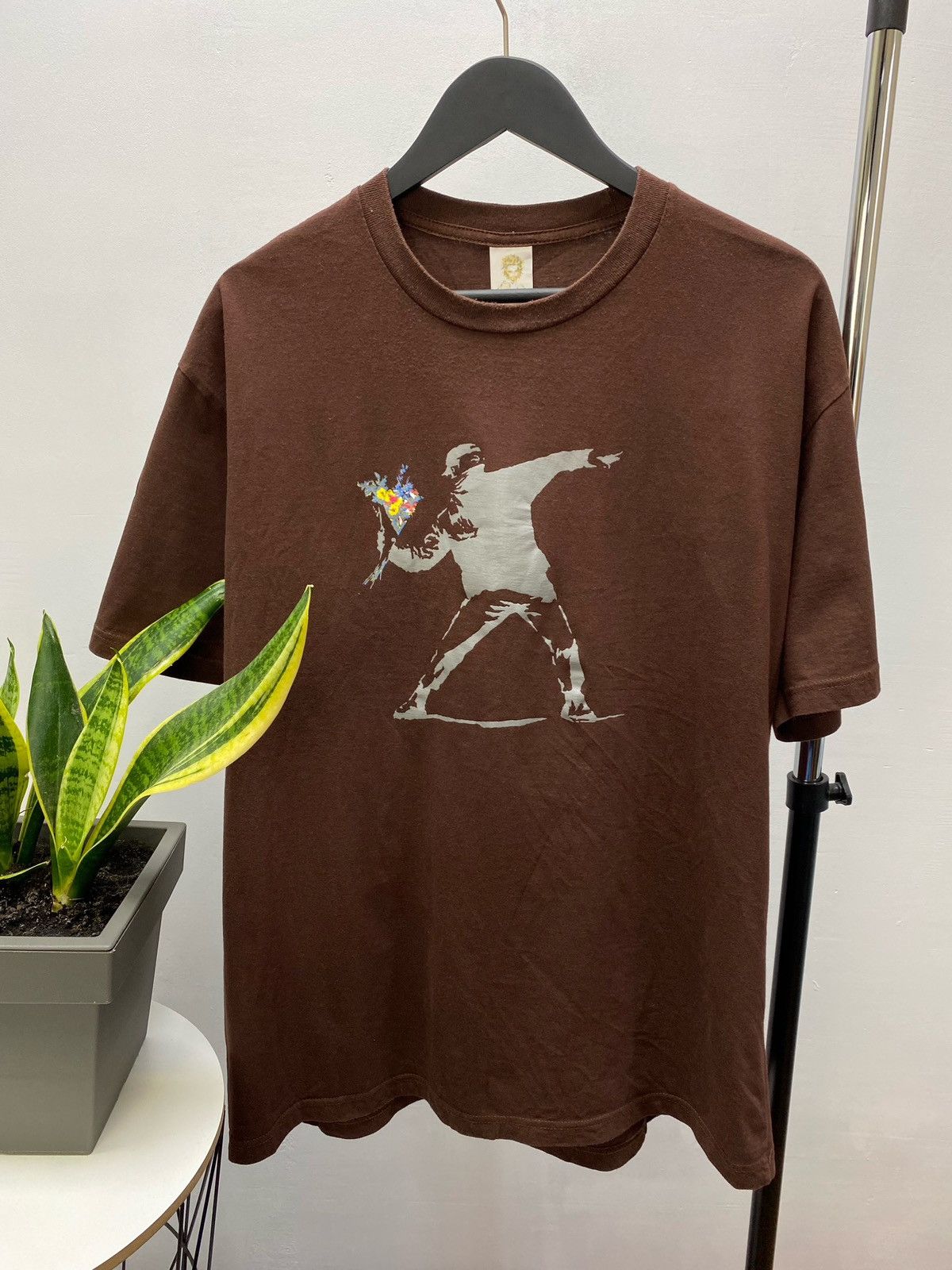 Arts & Science × Vintage Vintage Y2k 00s Banksy Street Art Flower Boy Tee Size US XL / EU 56 / 4 - 6 Thumbnail
