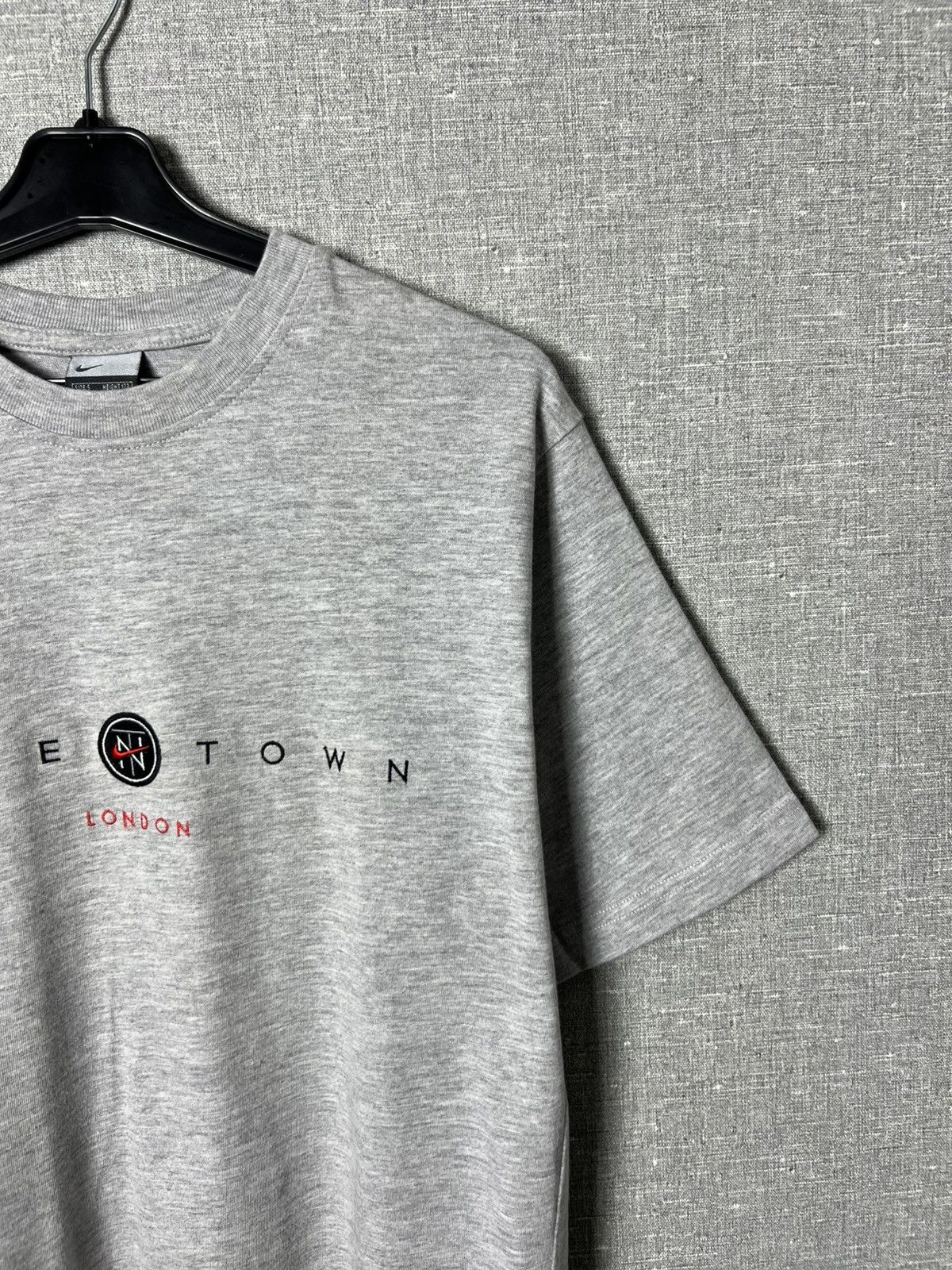 Nike Vintage 90s Nike Town London Embroidered Centre Logo Tee Size US S / EU 44-46 / 1 - 7 Thumbnail