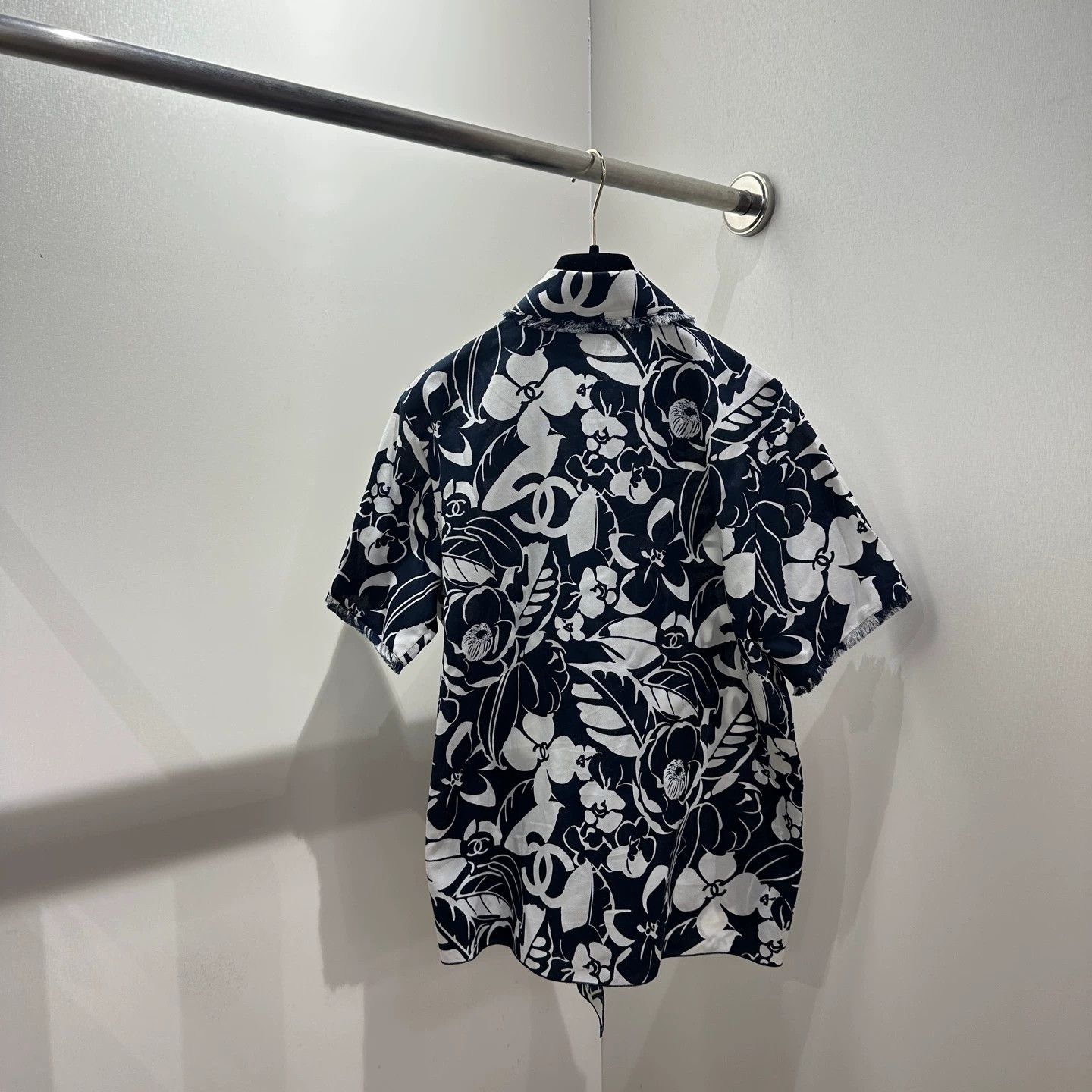 Chanel Chanel apr621 full camellia print short-sleeve shirt 34 Size XS / US 0-2 / IT 36-38 - 2 Thumbnail