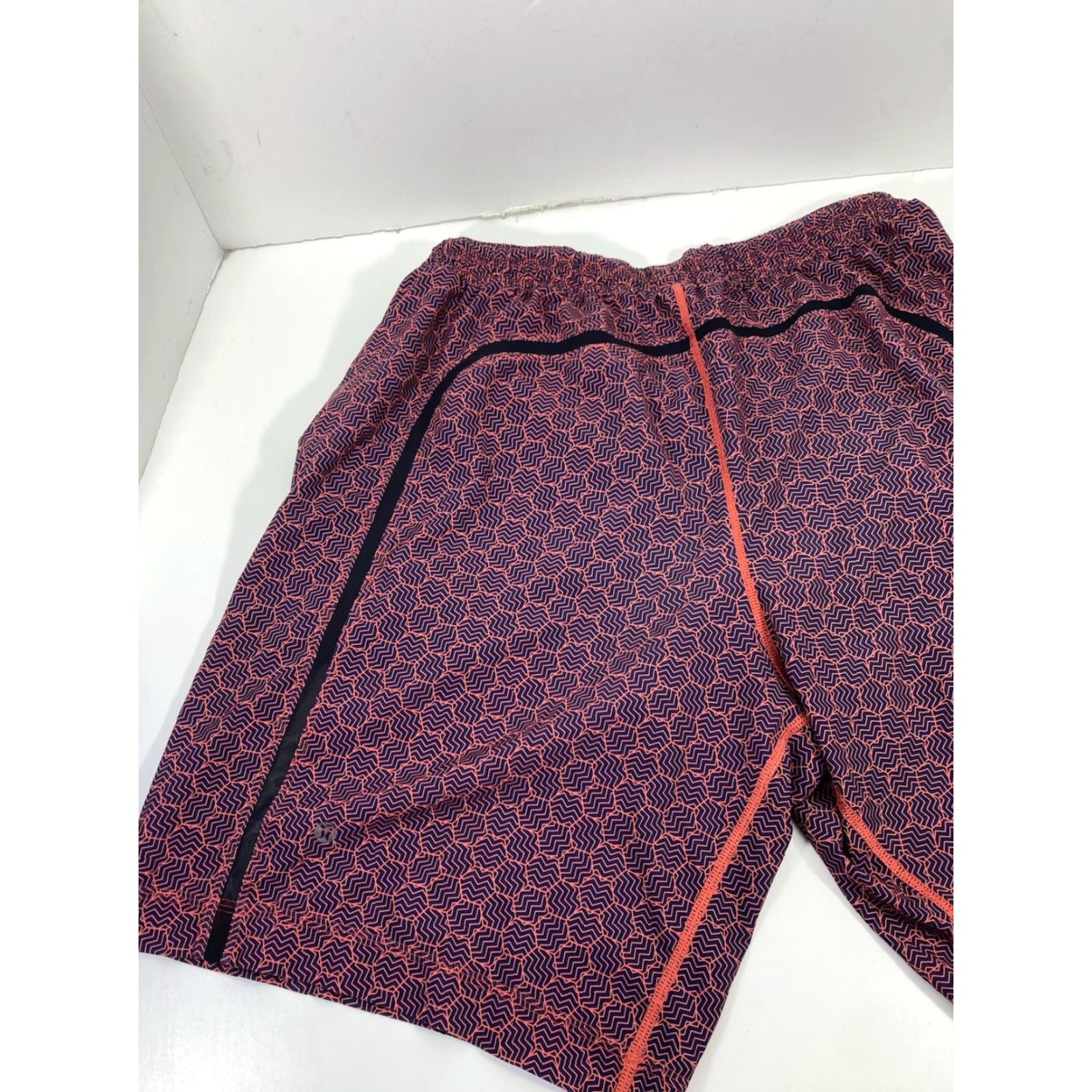 Lululemon Lululemon Pace Breaker Shorts Men 36x10 Maroon Geometric Lined Drawstring Athletic Shorts Mens Regular Size L Red Geometric Pattern Size US 33 - 7 Thumbnail