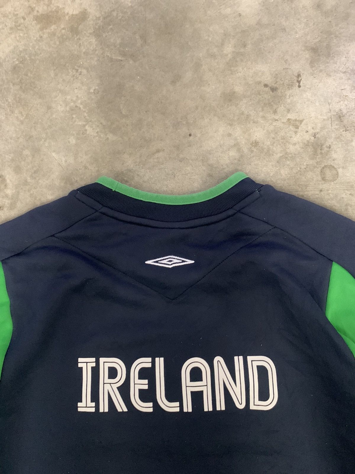 Umbro Vintage 2000/2001 Sweatshirt/Jumper Ireland Football Team Size US L / EU 52-54 / 3 - 6 Thumbnail