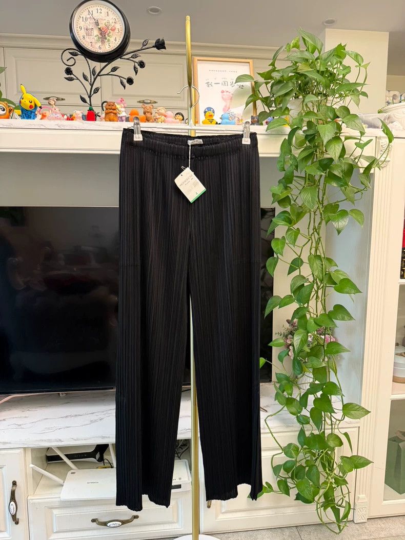 Issey Miyake Issey Miyake size:4 Black pleated trousers and straight-le Size 31" - 1 Thumbnail