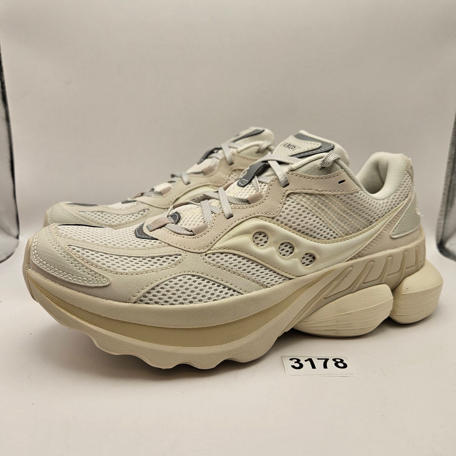 Saucony SAUCONY UNISEX 9.5 PROGRID TRIUMPH 4 CREAM IVORY MESH RUN Size US 9.5 / EU 42-43 - 1 Thumbnail