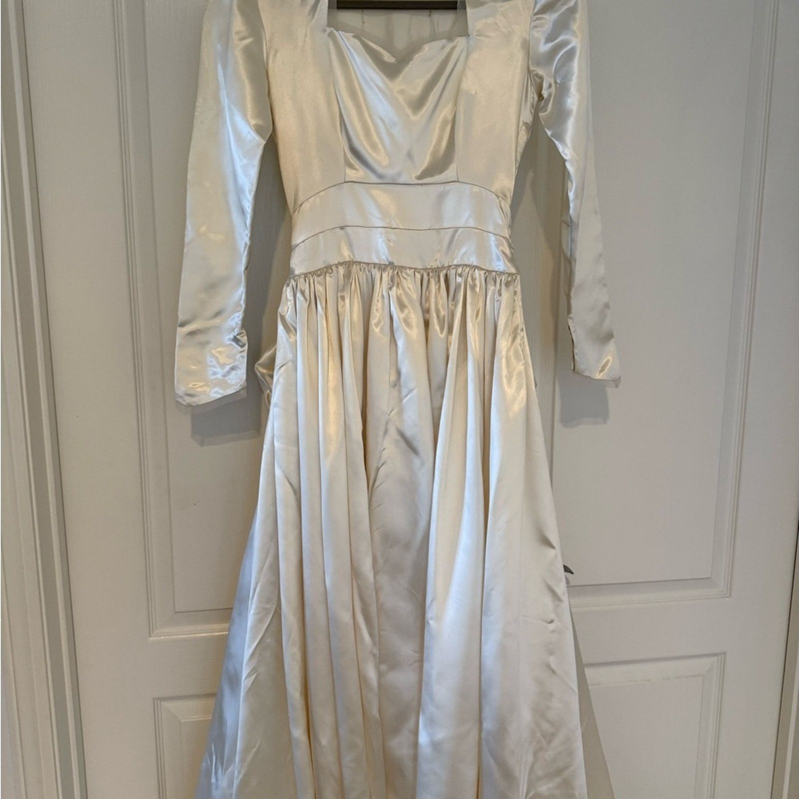 Handmade VNTG 1940’s Bustle Back Satin wedding dress small Size S / US 4 / IT 40 - 14 Thumbnail