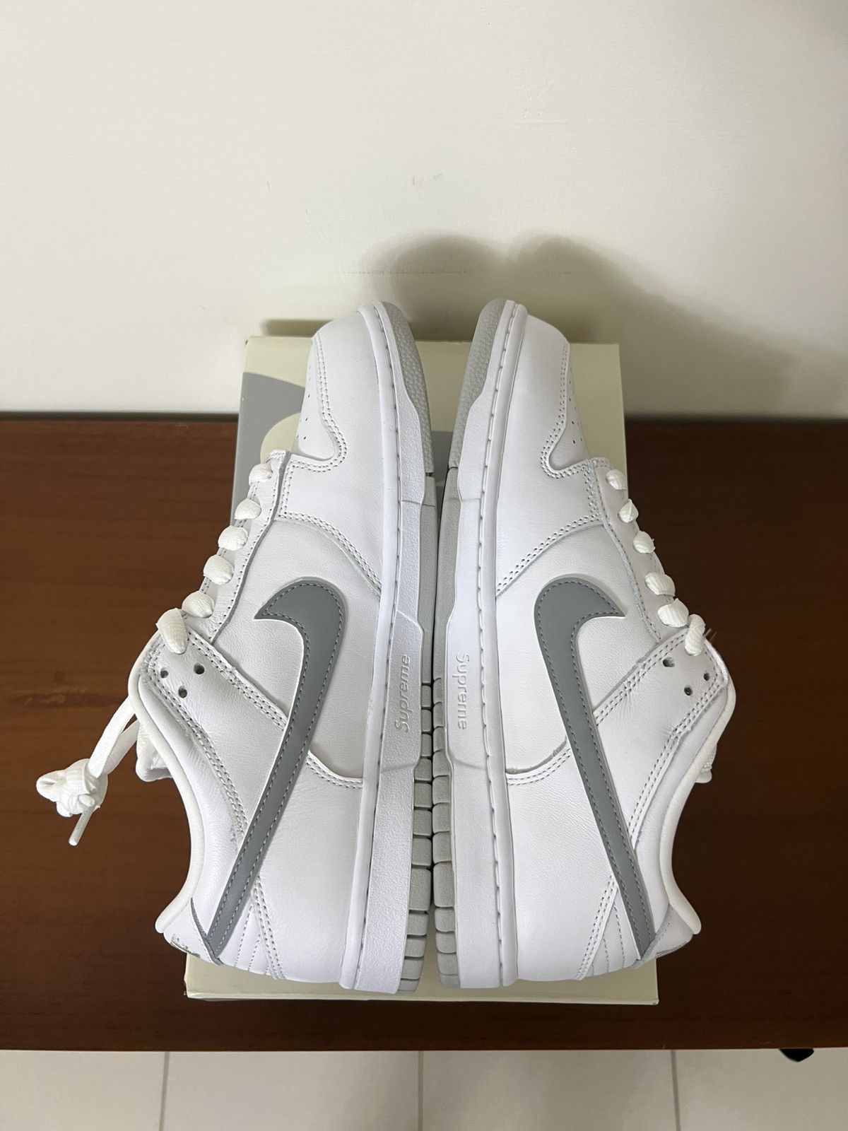 Nike Supreme nike SB dunk low 94 white metallic silver Size US 9 / EU 42 - 7 Thumbnail
