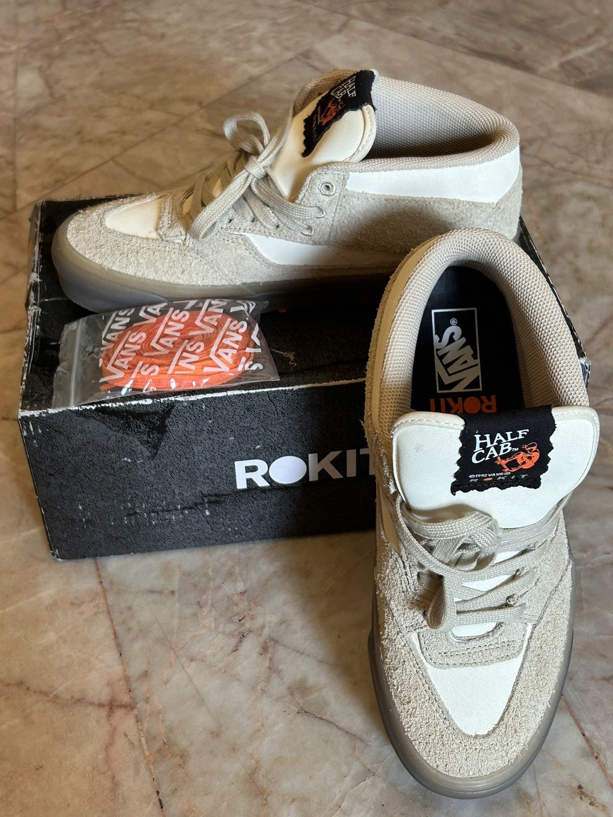 Half cab 33DX Rokit Translucent Pebble