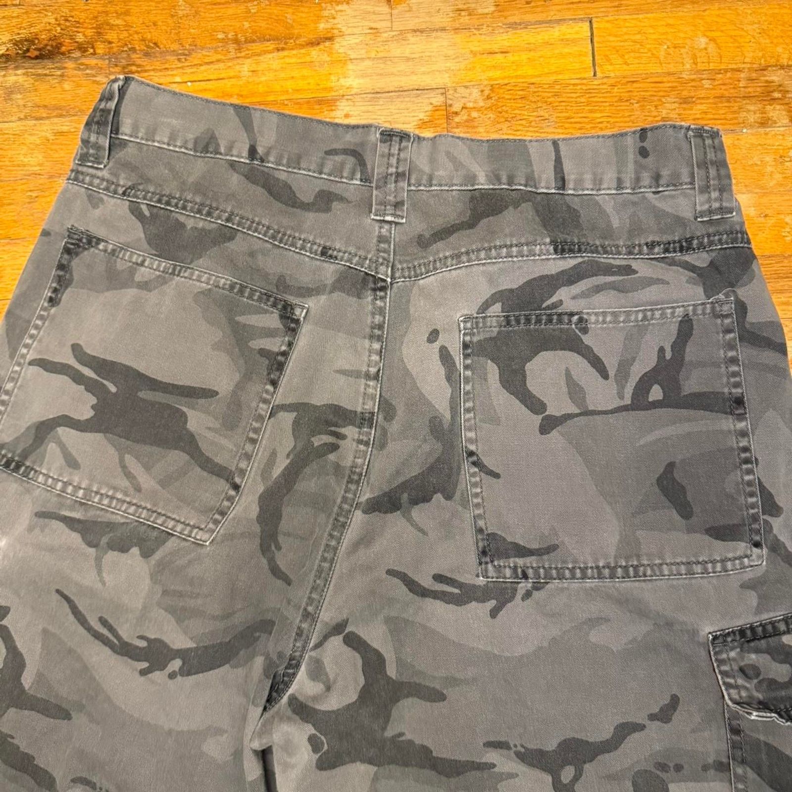 Vintage × Wrangler Y2K Wrangler Camo Cargo Shorts Size US 32 / EU 48 - 4 Thumbnail