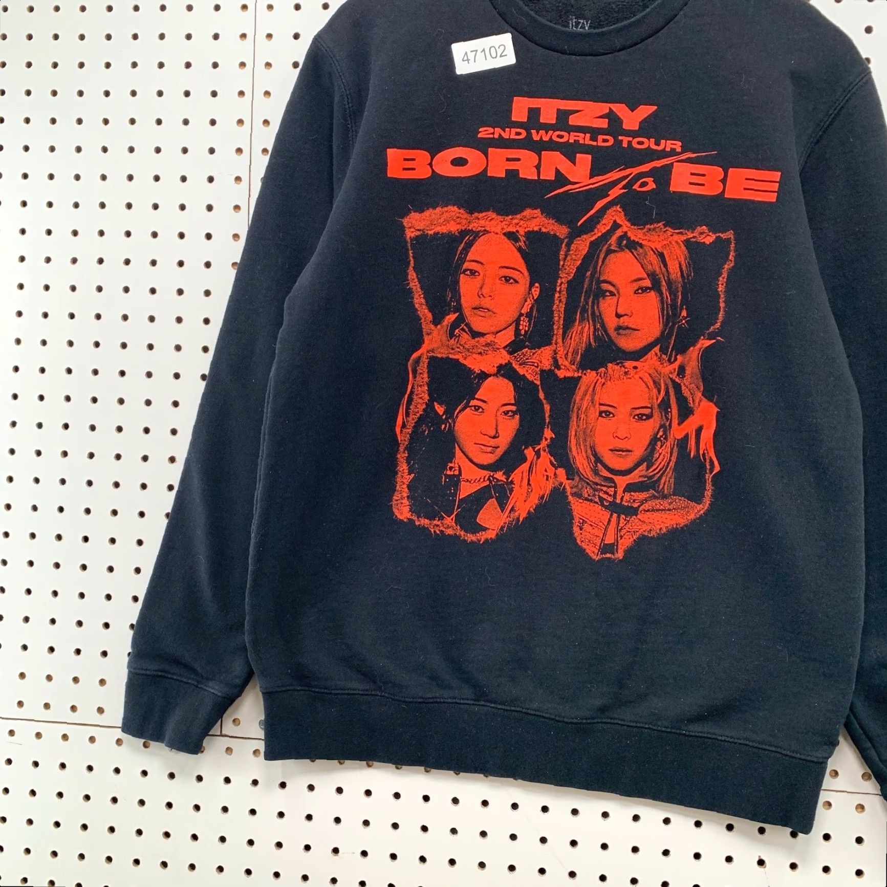 Born VINTAGE ITZY Born To Be Sweatshirt Mens M Black Red K Pop 2nd World Tour Shirt Pullover Crew Neck Music Wordwide Size US M / EU 48-50 / 2 - 6 Thumbnail