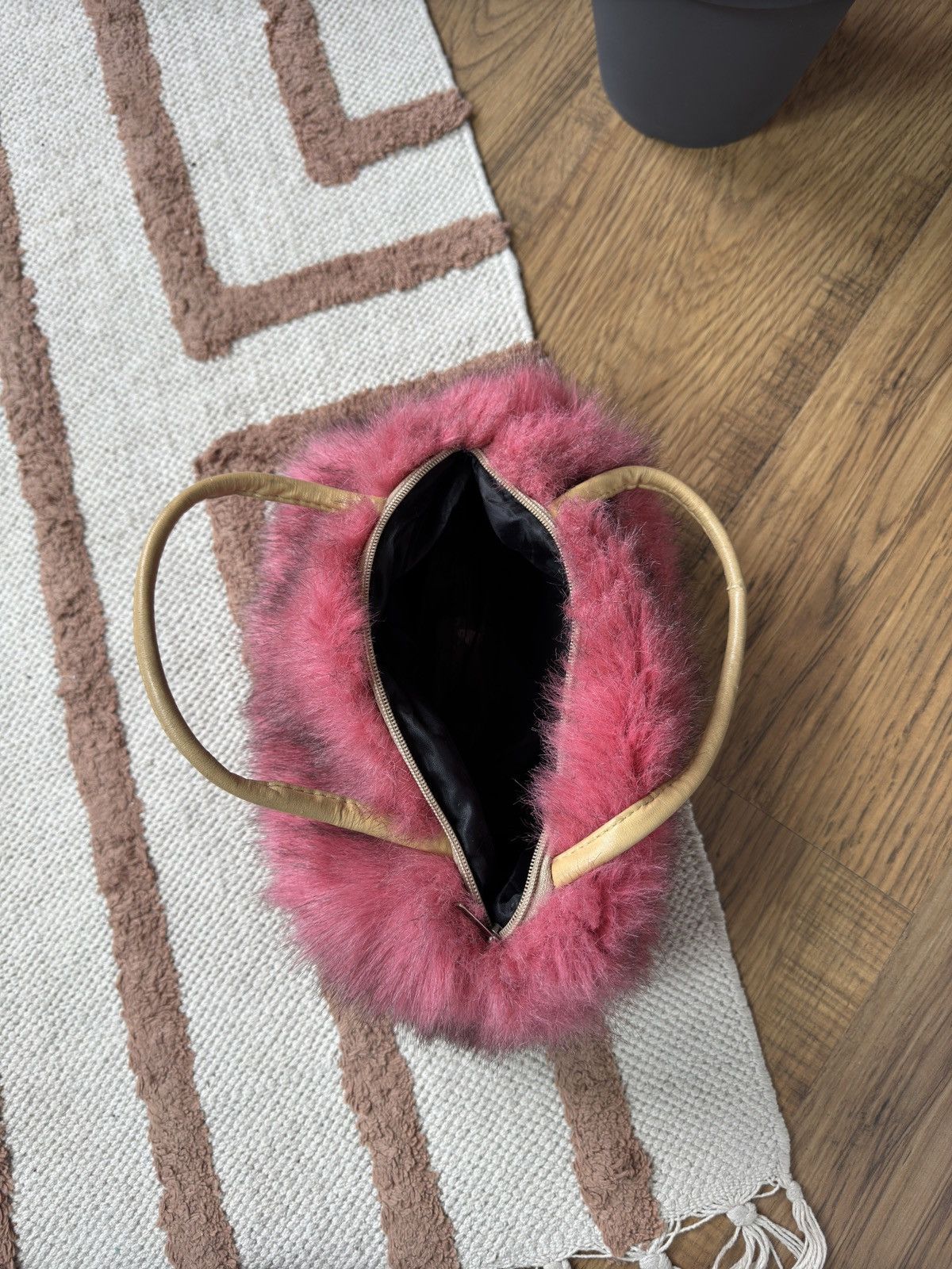 Vintage VINTAGE CUTE PINK FLUFFY FAUX FUR MINI HANDLE BAG Size ONE SIZE - 4 Thumbnail