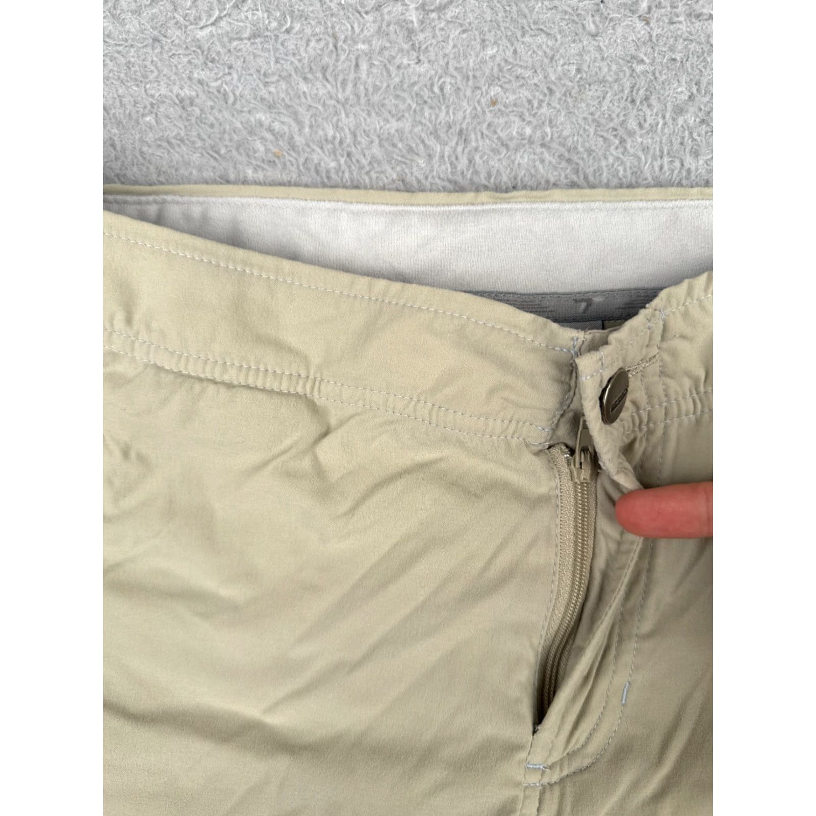 Vintage VINTAGE Columbia Women's Shorts 8 Beige Utility Nylon Blend Zip Pockets Hiking Camp 32x4 Size 27" / US 4 / IT 40 - 6 Thumbnail