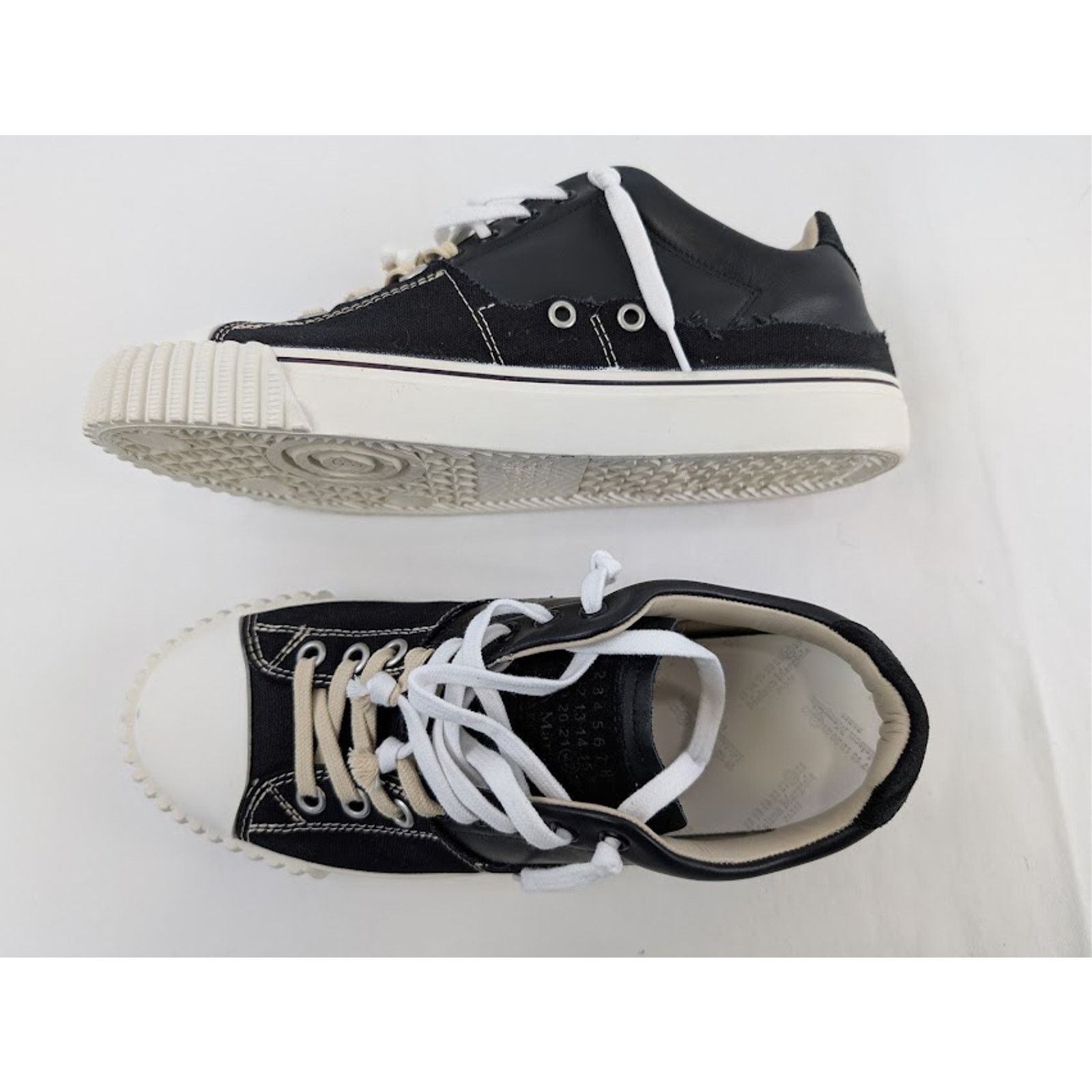 Maison Margiela o1rshd1 Evolution Low Sneakers in Black / White Size US 13 / EU 46 - 1 Thumbnail