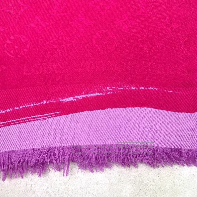 Louis Vuitton Louis Vuitton Rose logo, old flower, printed mulberry silk Size ONE SIZE - 4 Thumbnail
