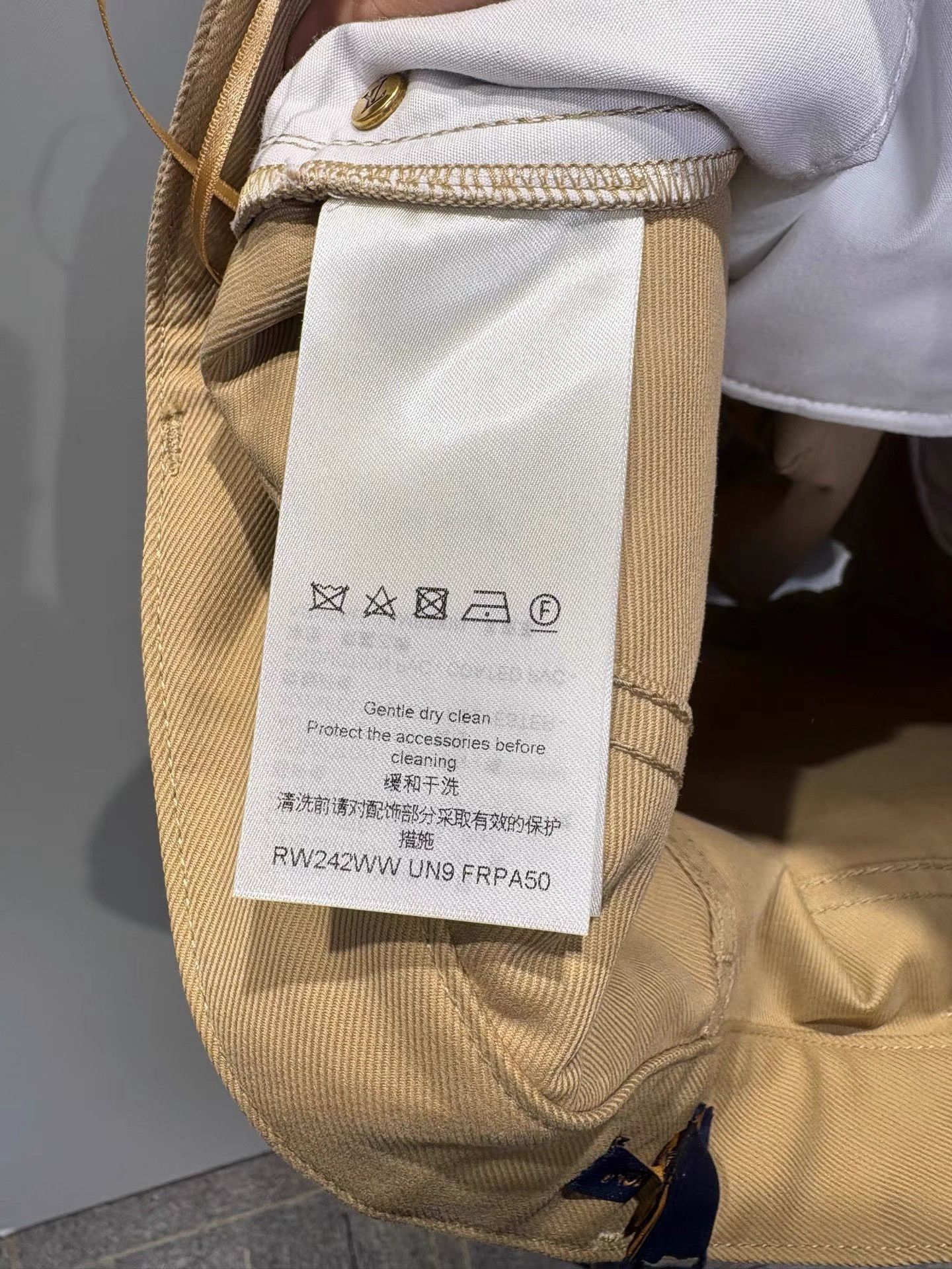 Louis Vuitton Louis Vuitton SS24 Shorts with Rear Leather Patch K36 Size US 42 / EU 58 - 4 Thumbnail