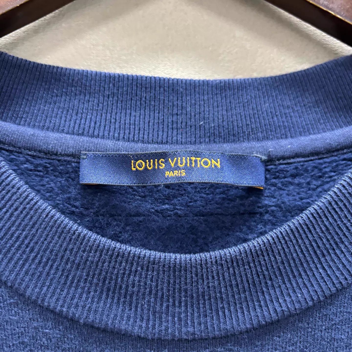 Louis Vuitton LOUIS VUITTON flocked logo sweatshirt BNWT L Size US L / EU 52-54 / 3 - 3 Thumbnail