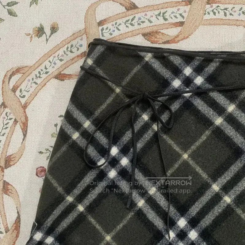 Burberry Burberry Green Wool Midi Skirt. Size 23" - 3 Thumbnail