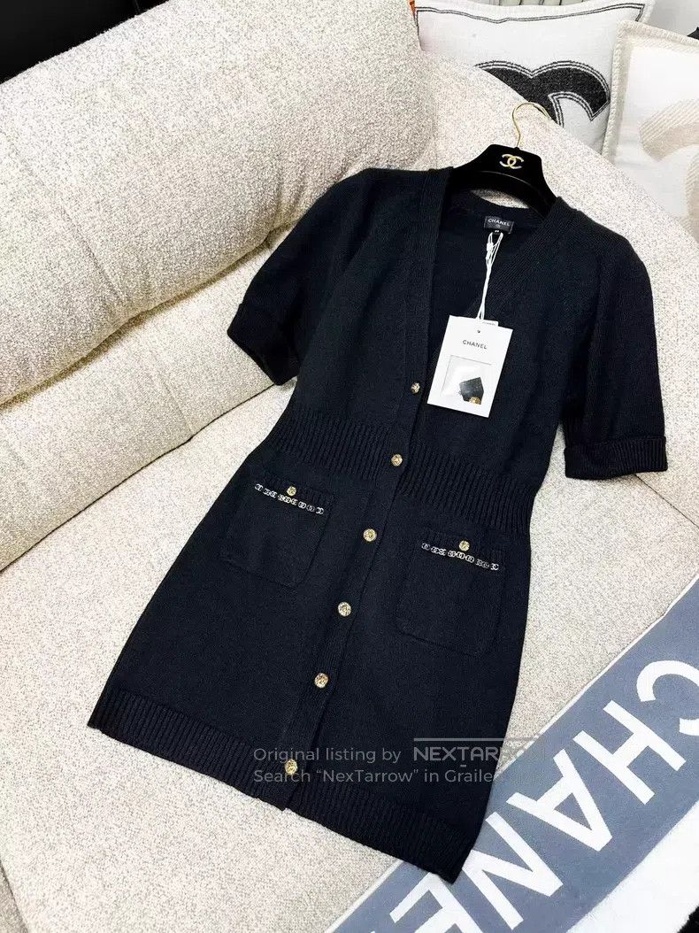 Chanel Chanel Gold buckle V-neck cashmere knitted short-sleeved d Size XS / US 0-2 / IT 36-38 - 2 Thumbnail