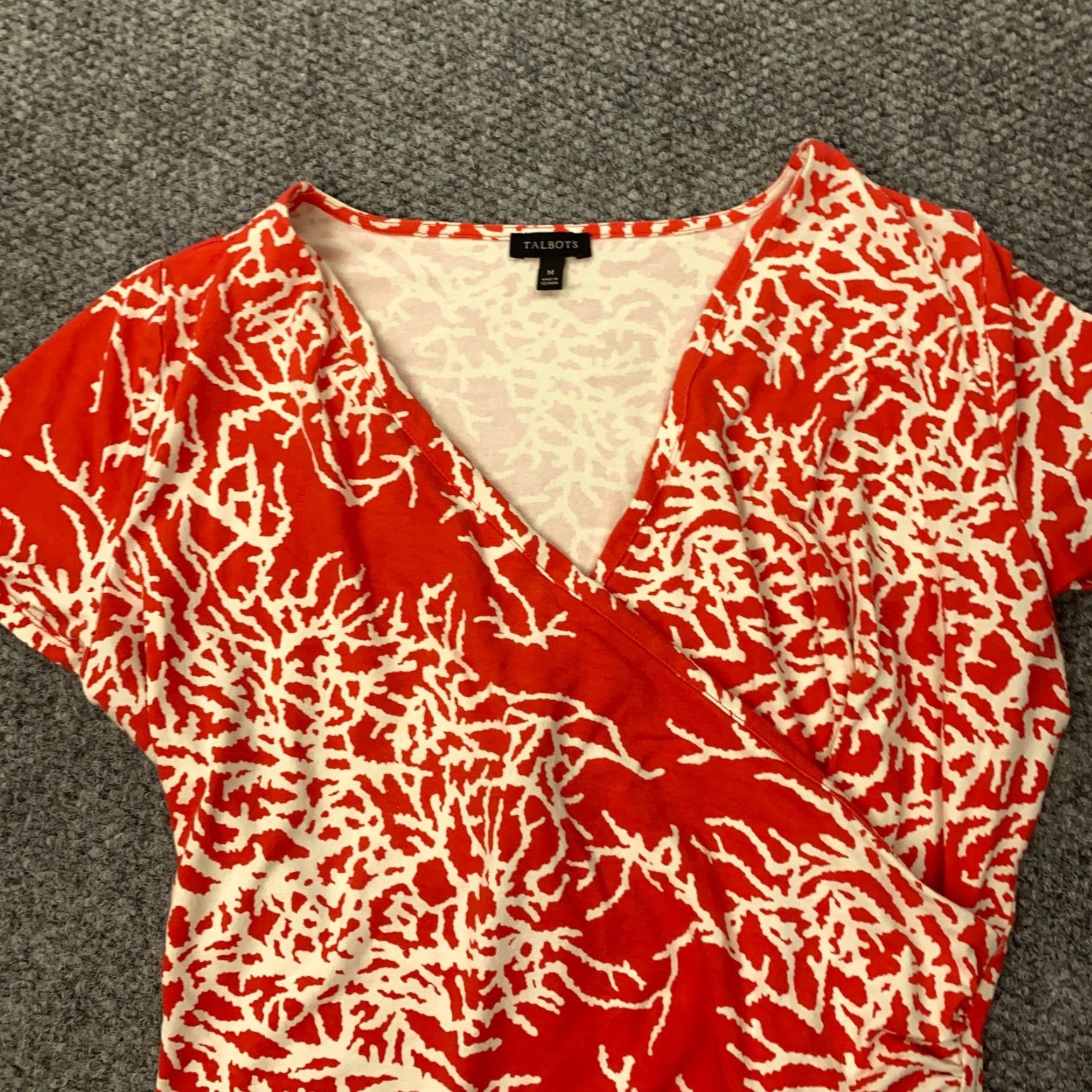Talbots Talbots Shirt Blouse Womens Medium Red Short Sleeve V-Neck Stretch Pullover Regular Size M / US 6-8 / IT 42-44 - 2 Thumbnail