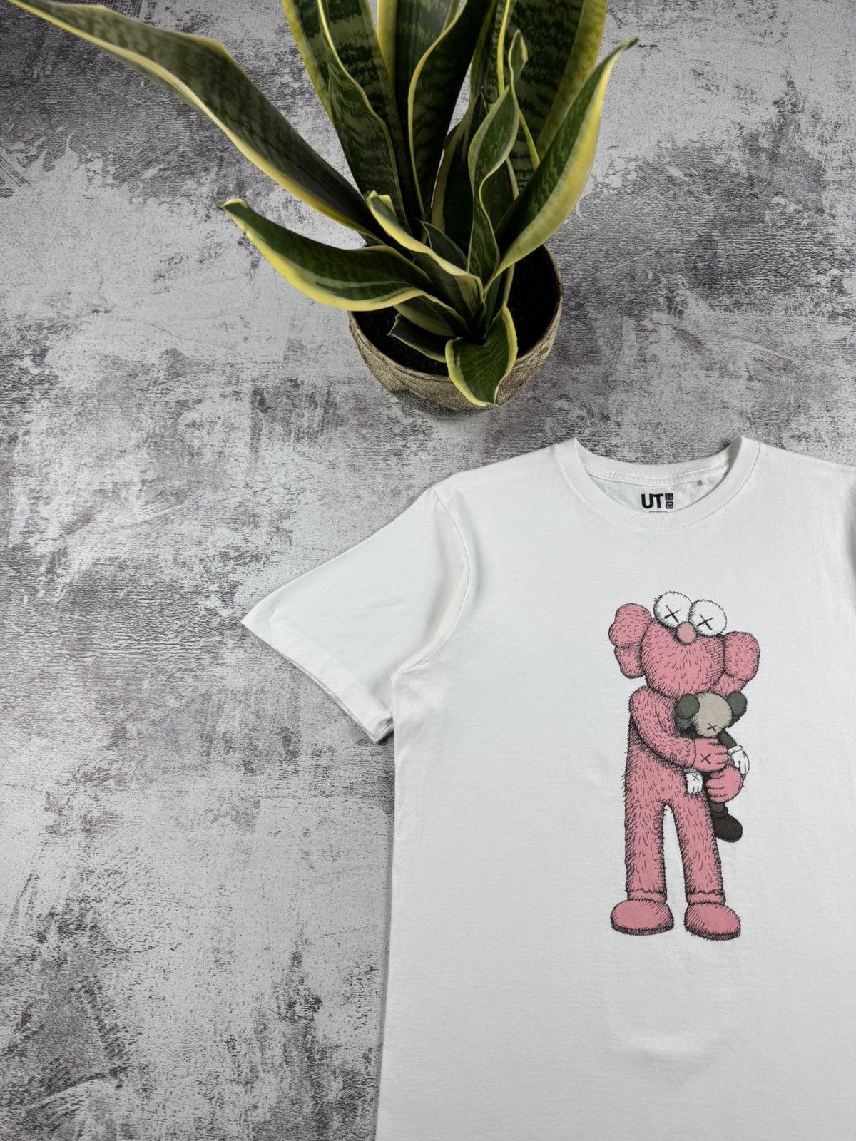Kaws × Uniqlo KAWS X UNIQLO Pink BFF Tee Designer Cotton Jersey T Shirt Size US S / EU 44-46 / 1 - 5 Thumbnail