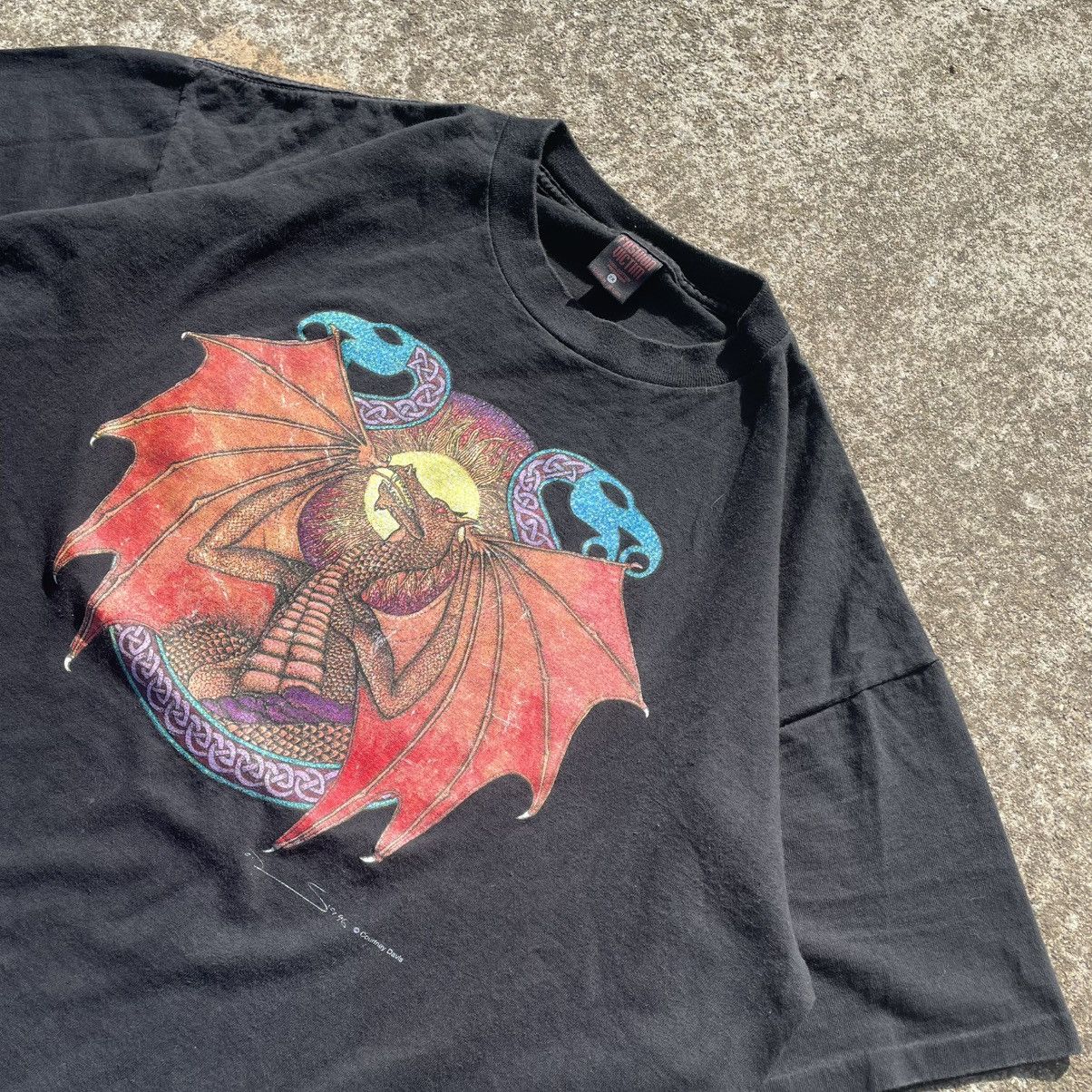 Fashion Victim Vintage 1996 Courtney Davis Fashion Victim Dragon T-shirt Size US XXL / EU 58 / 5 - 1 Thumbnail