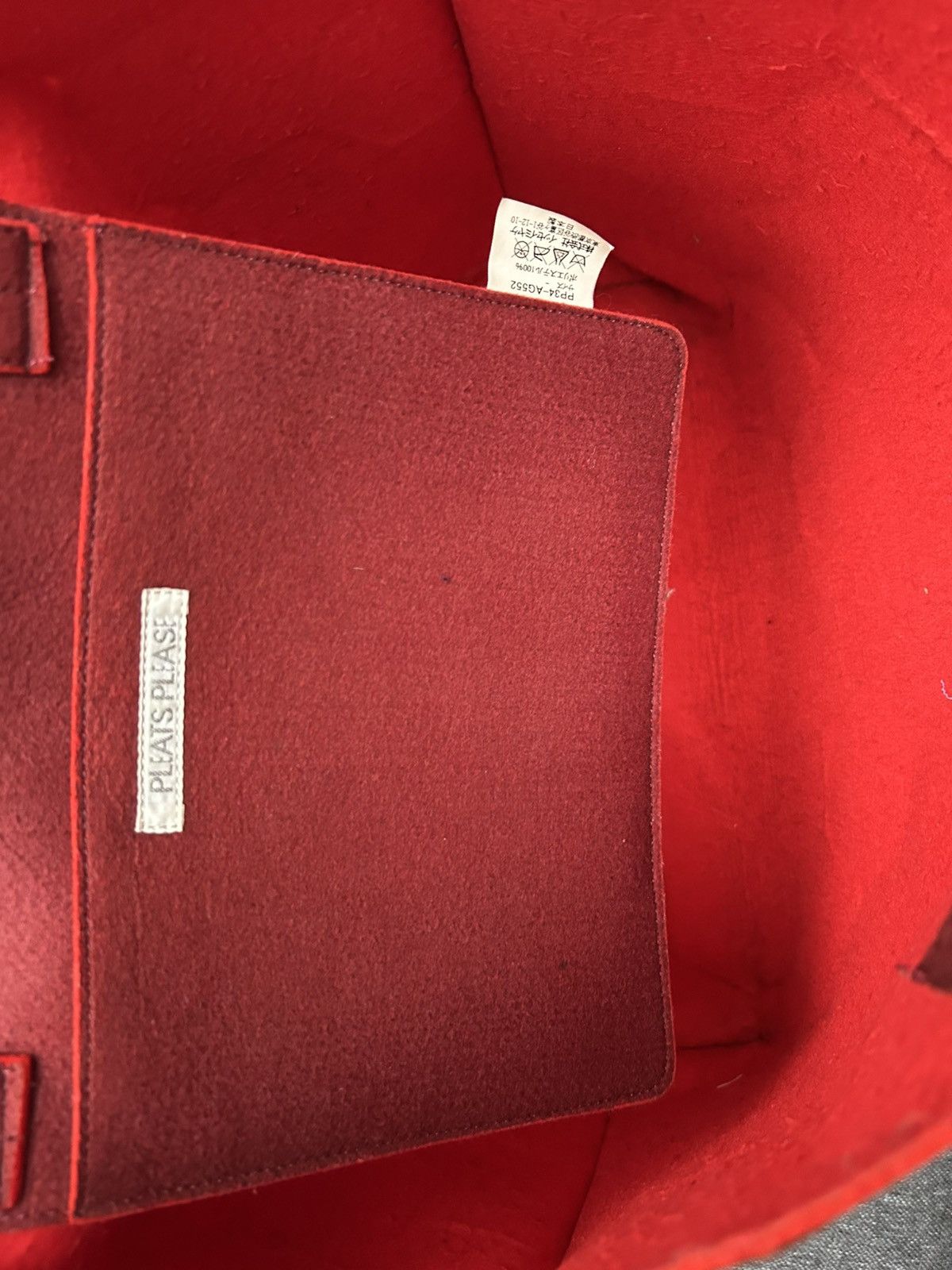 Issey Miyake × Japanese Brand × Pleats Please Issey Miyake Pleats Pleats by Issey Miyake Quilted Felt Tote Bag In Red Size ONE SIZE - 5 Thumbnail
