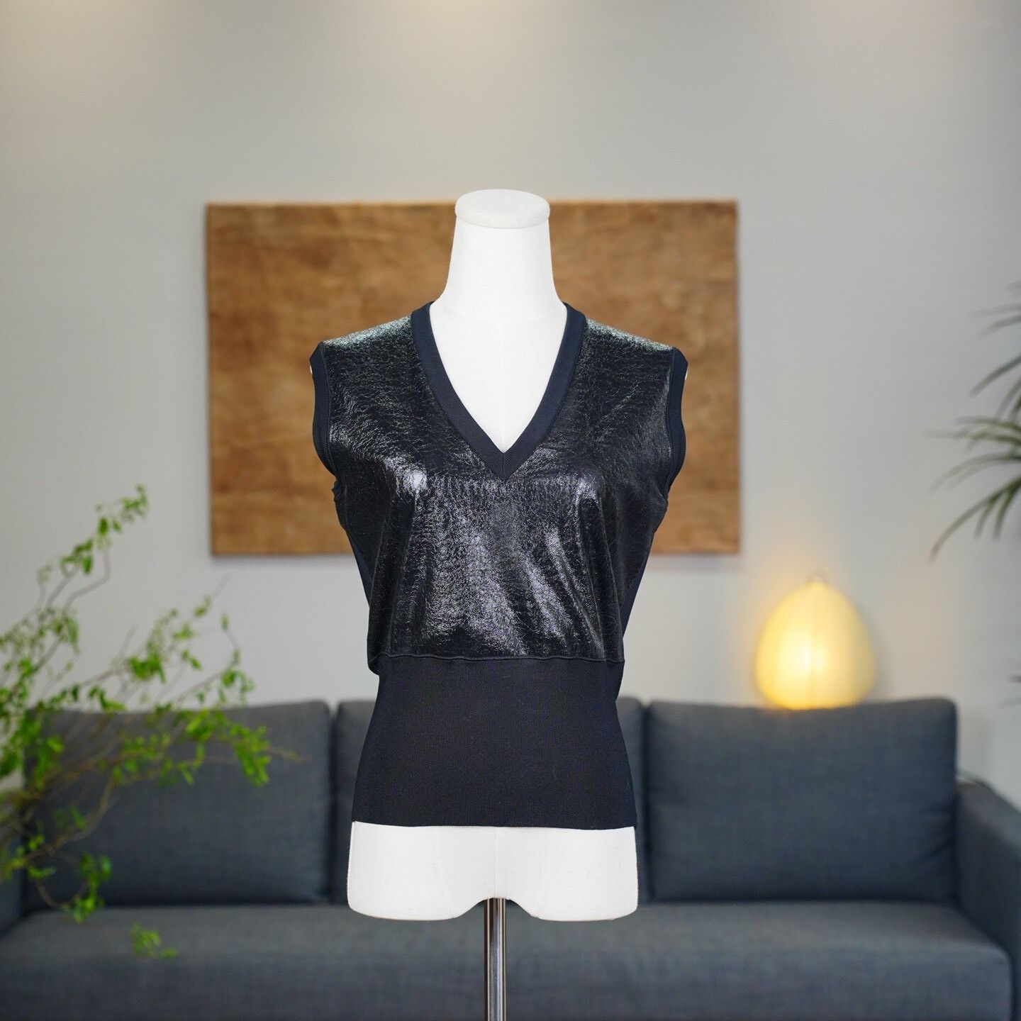 Louis Vuitton Louis Vuitton Knit Black Vest M Women Size M / US 6-8 / IT 42-44 - 1 Thumbnail