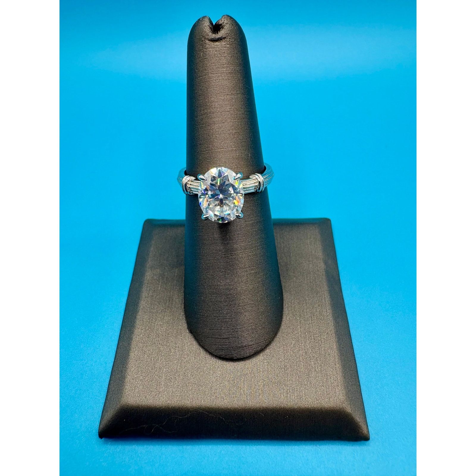 Jewelry NEW 2.5ct Moissanite in AU750 (75% White Gold) - Sz. 6.5 Size ONE SIZE - 6 Thumbnail