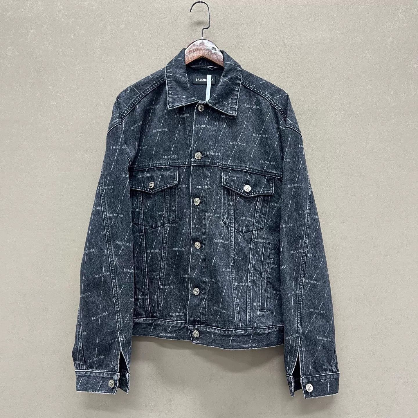 Balenciaga Balenciaga 99 New Black All Over Letter Logo Denim Jacket 46 Size US S / EU 44-46 / 1 - 1 Thumbnail