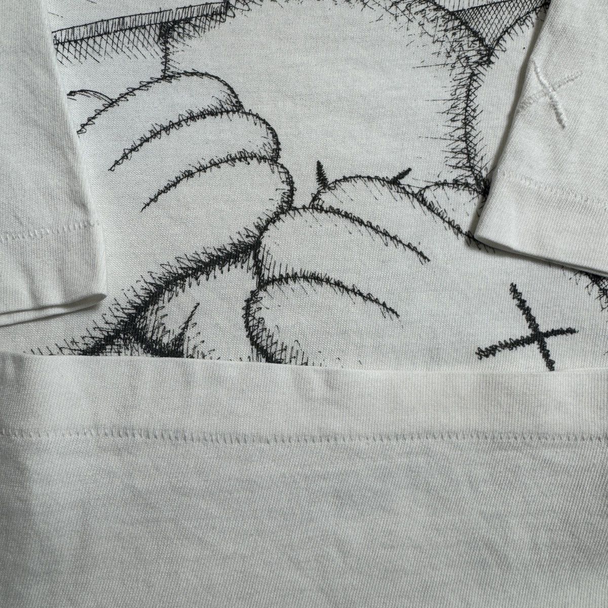 Kaws Kaws Chum x Uniqlo Tokyo artist graffiti tee Size US M / EU 48-50 / 2 - 3 Thumbnail