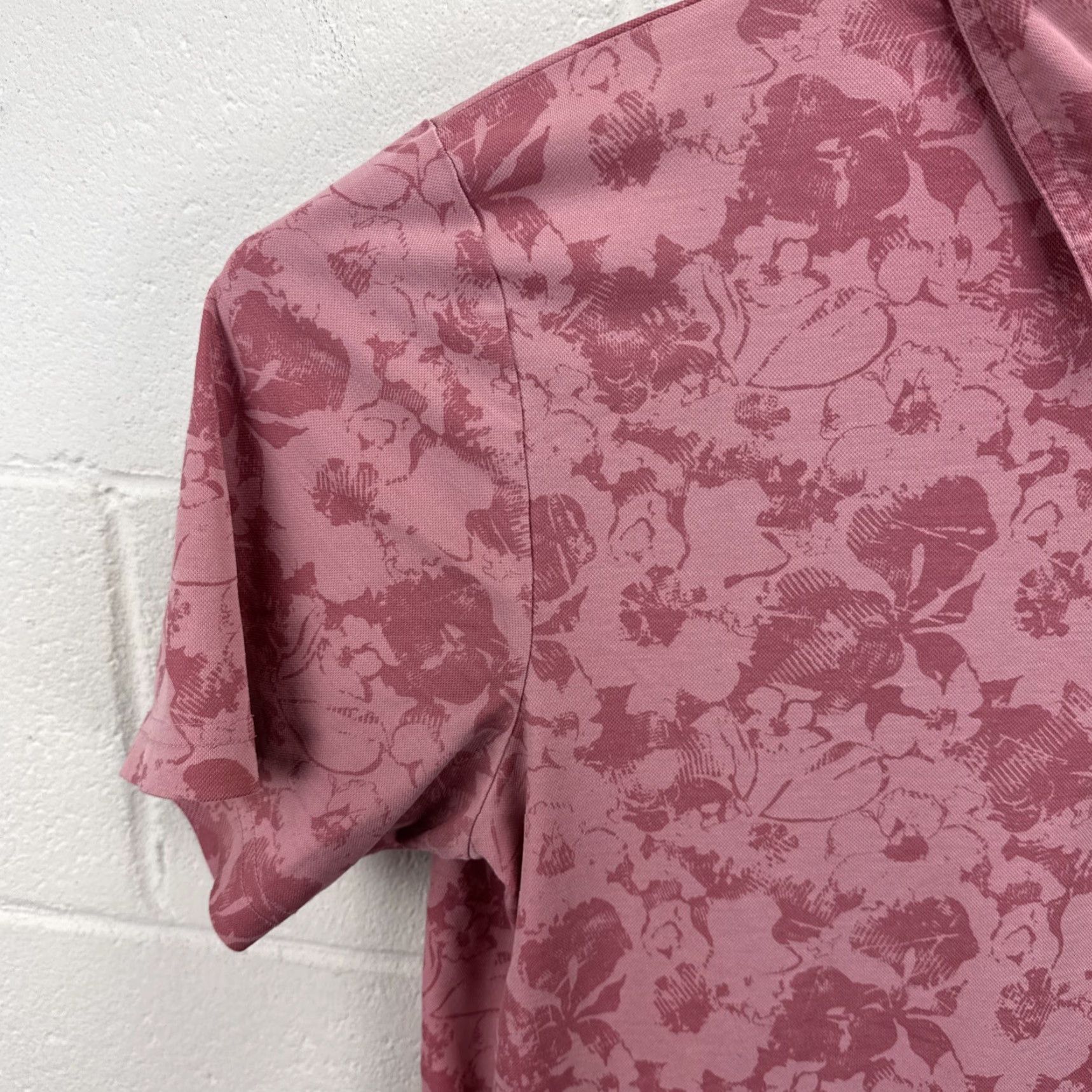 TravisMathew Travis Mathew Polo Mens Large Pink Floral Performance Golf Shirt Lightweight Shirt Mens Regular Pink Floral Golf Polo Size US L / EU 52-54 / 3 - 4 Thumbnail
