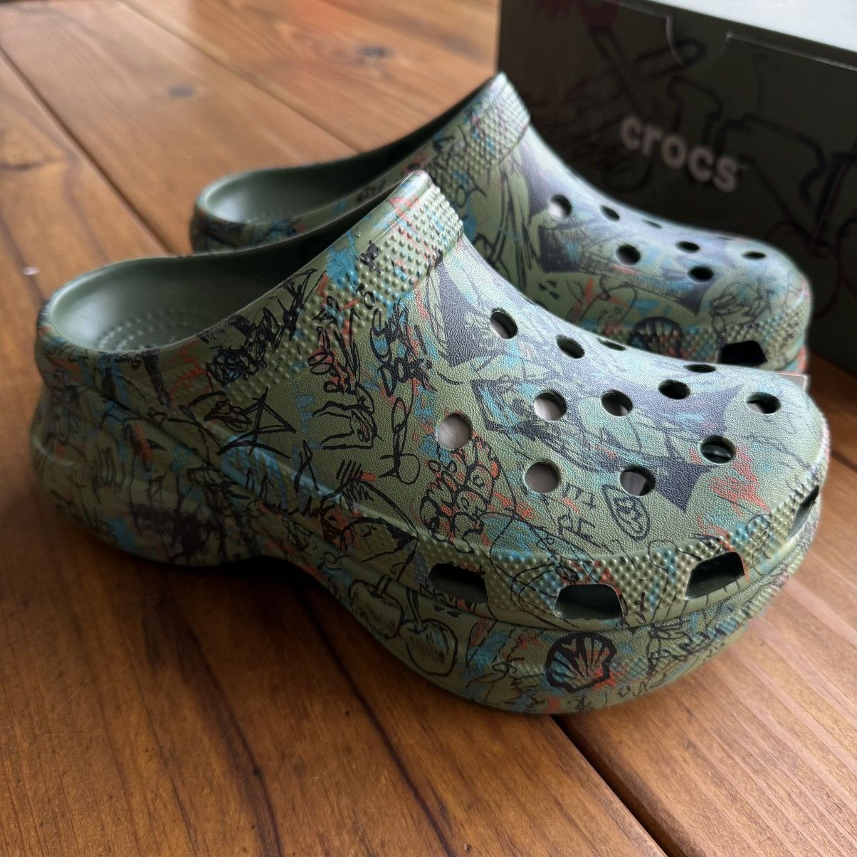 Crocs Mowalola x Wmns Classic Bae Clog ‘Forest’ Size US 7 / IT 37 - 7 Thumbnail