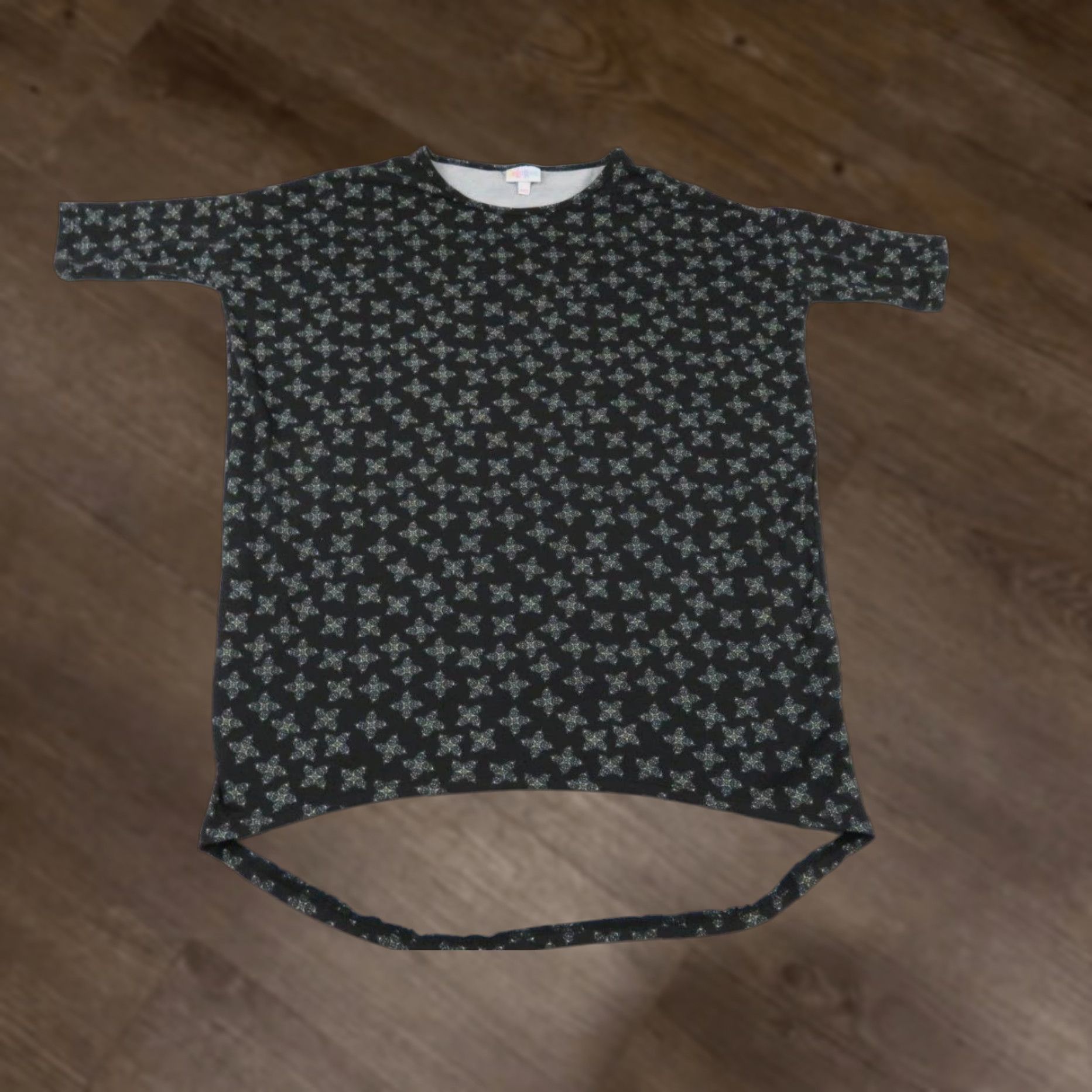 Vintage LuLaRoe Women's Black Geometric Tunic Shirt Size XXS Ninja Stars Irma Shirt Tunic Womens XS(XXS) Black Geometric Stars Ninja 2010s Vintage? Size XXS / US 00 / IT 34 - 1 Thumbnail