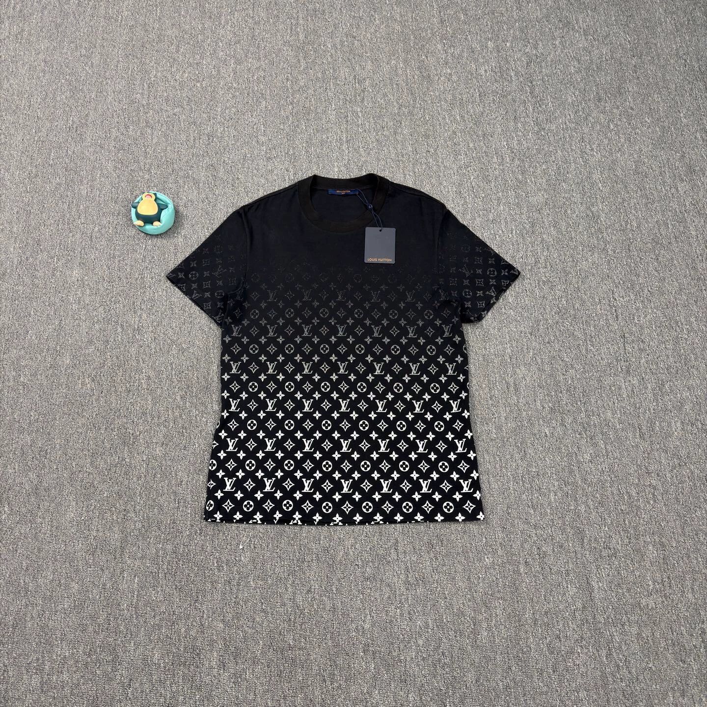 Louis Vuitton LV gradient allover print black s/s L mint Size US L / EU 52-54 / 3 - 1 Thumbnail