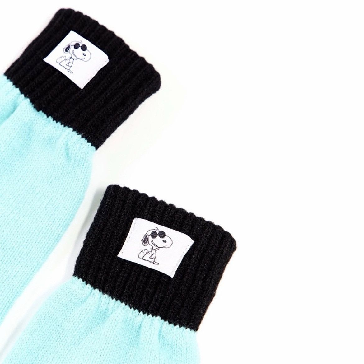 Peanuts Mint Blue Retro Snoopy Joe Cool Peanuts Gloves Adult OneSize Size ONE SIZE - 3 Thumbnail