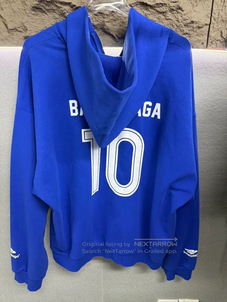 Balenciaga Balenciaga Manchester United Soccer Cardigan Size US XL / EU 56 / 4 - 4 Thumbnail